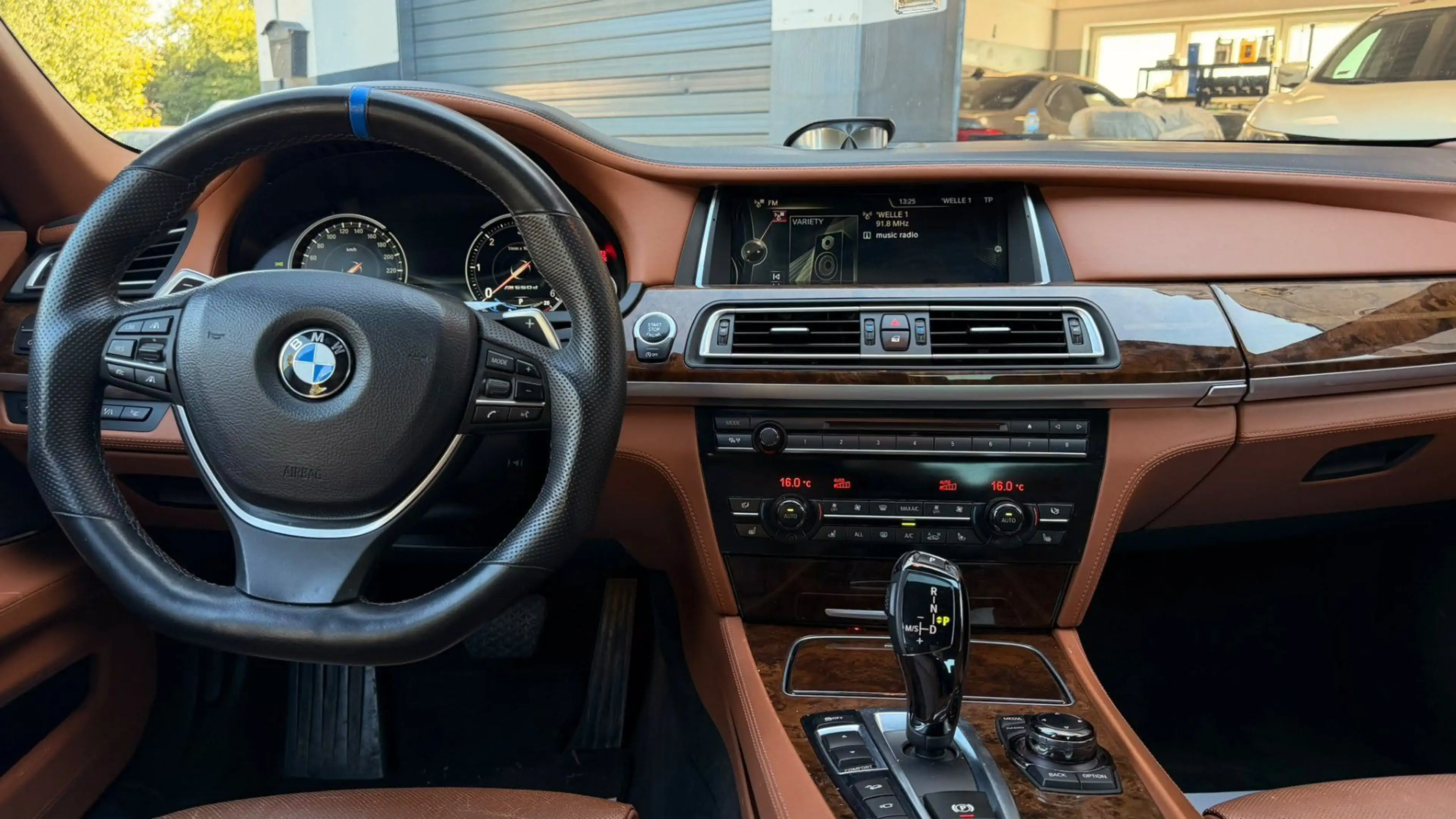 BMW 750 7er 750d xDrive — photo 10