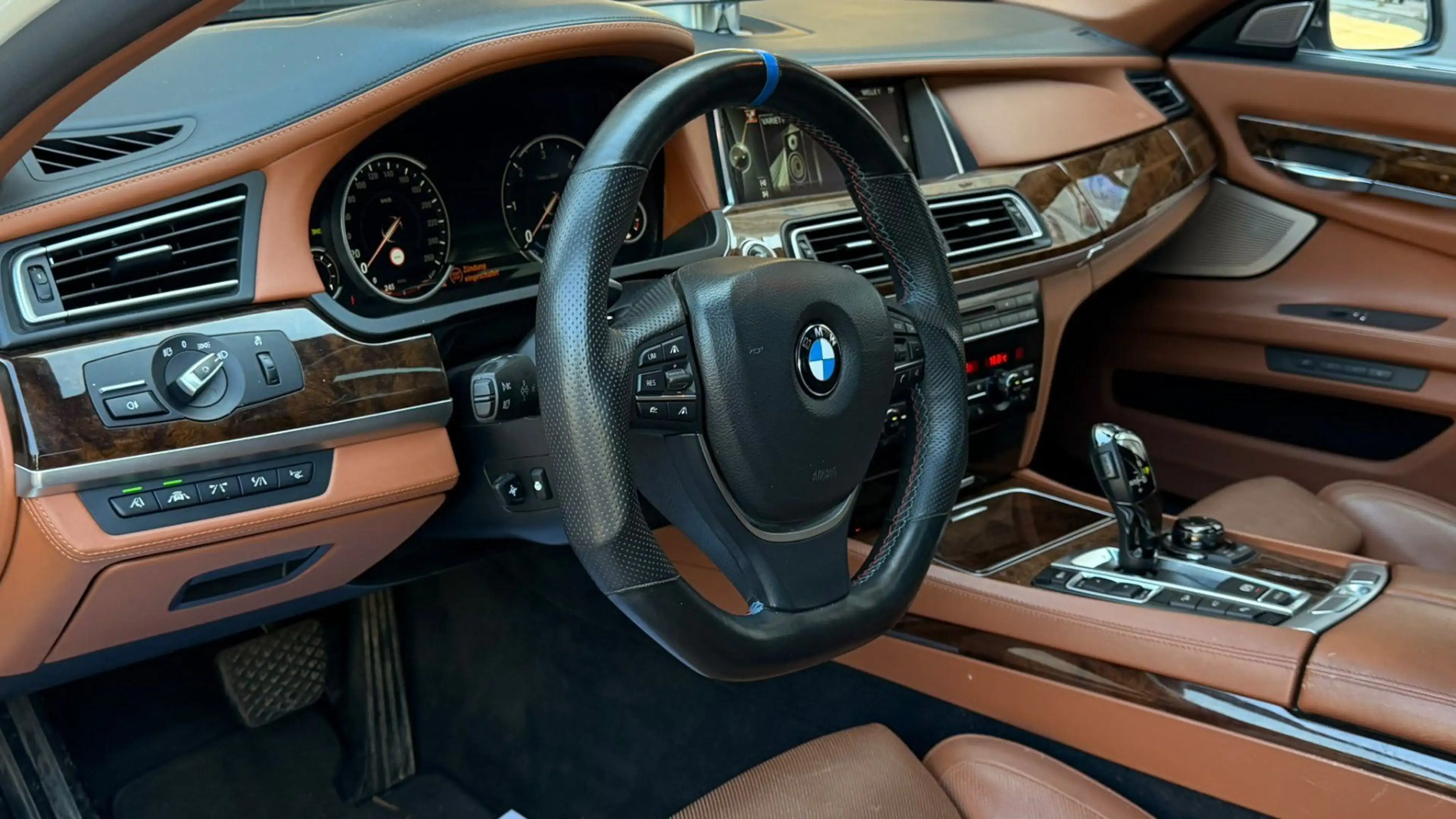 BMW 750 7er 750d xDrive — photo 12