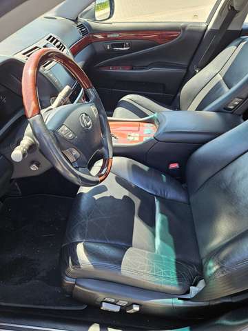 Imagine Lexus LS 460 AWD