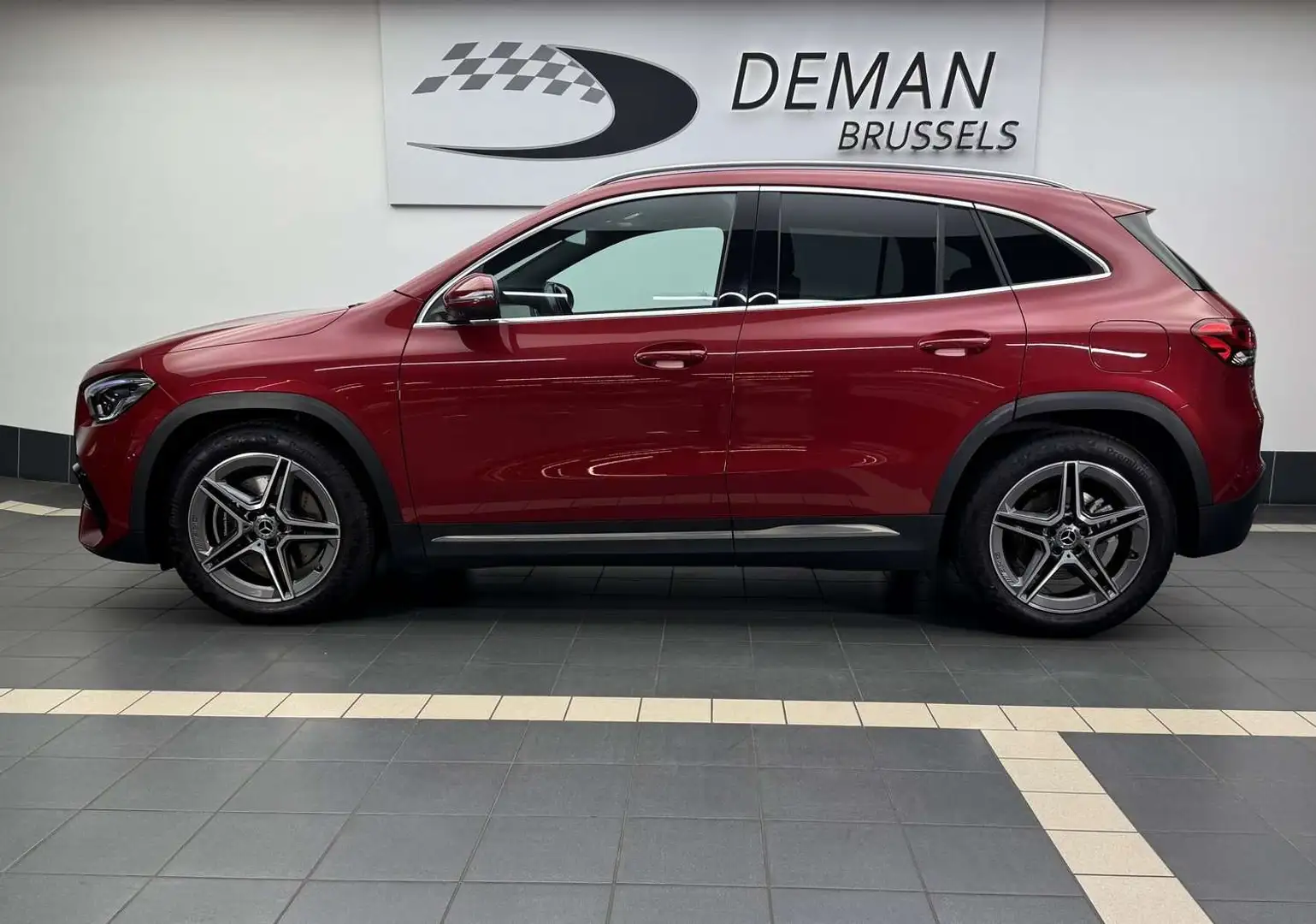 Mercedes-Benz GLA 250 4-Matic * AMG * Toit ouvrant pano * Multibeam LED Červená - 2