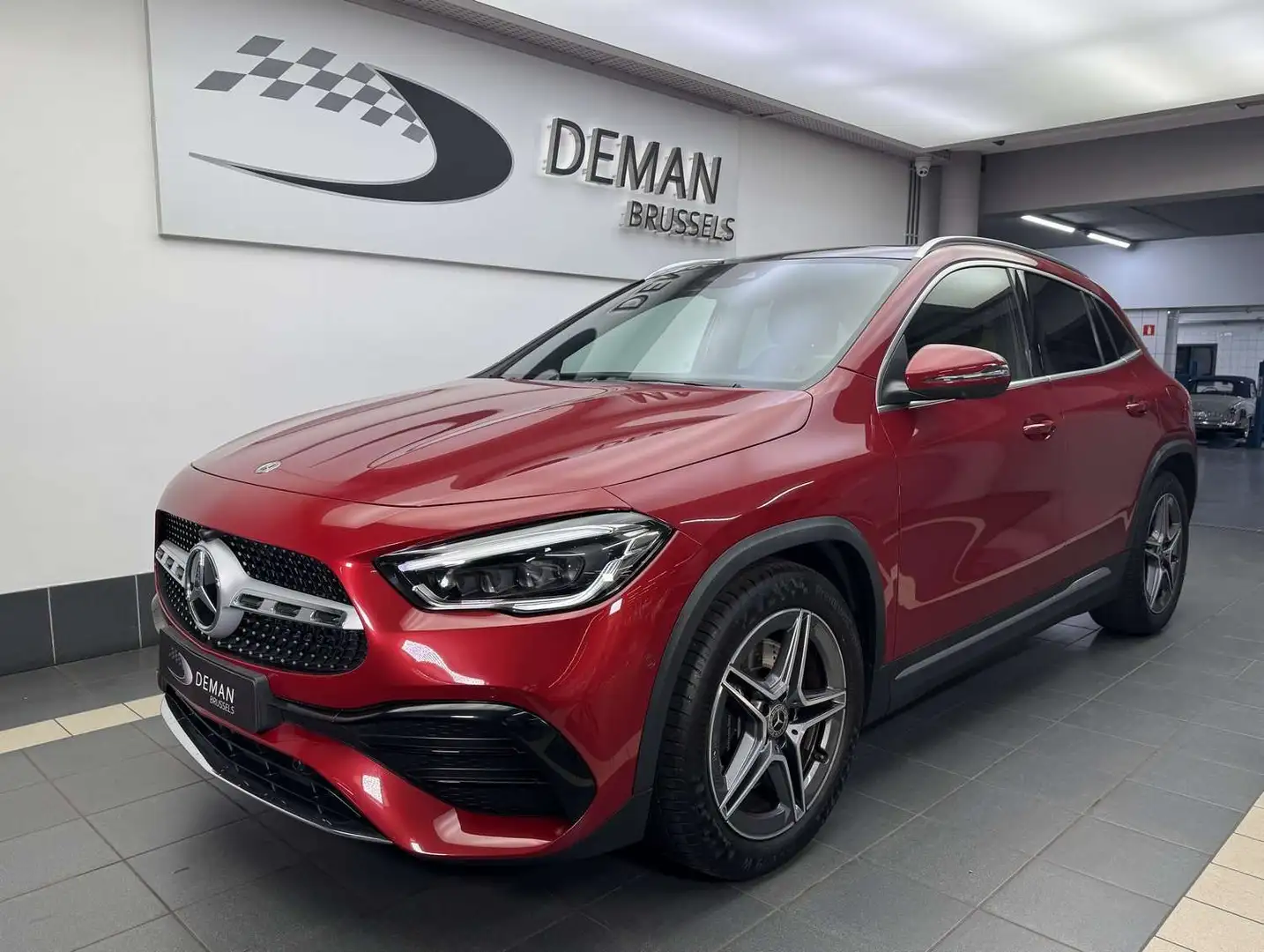 Mercedes-Benz GLA 250 4-Matic * AMG * Toit ouvrant pano * Multibeam LED Červená - 1