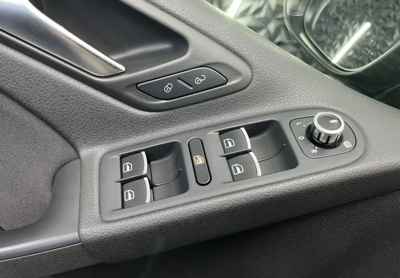 Volkswagen Golf Standard Model — photo 25