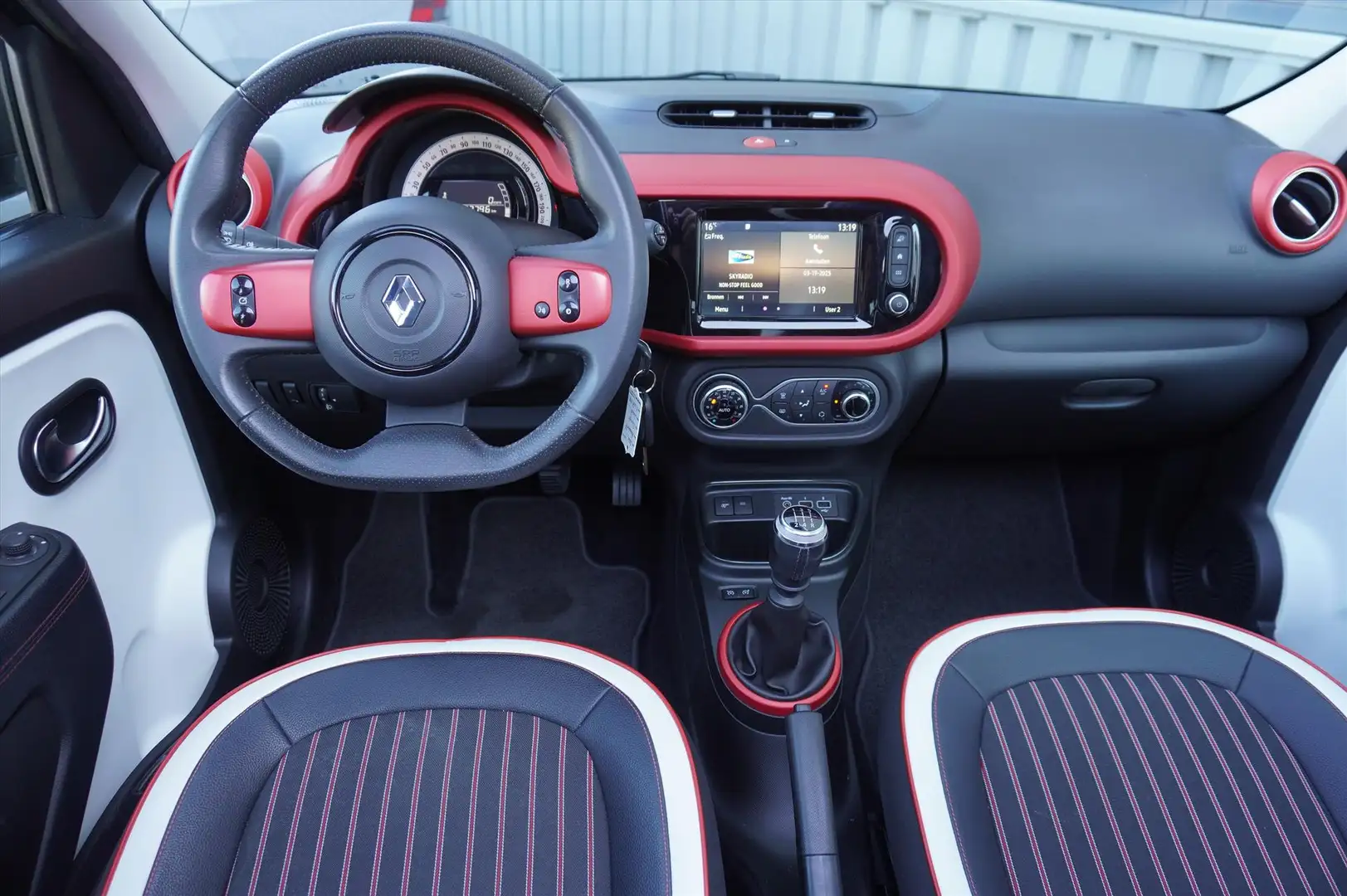 Renault Twingo 0.9 Energy TCe 90pk S&S Intens Open dak Multi Medi Zwart - 2