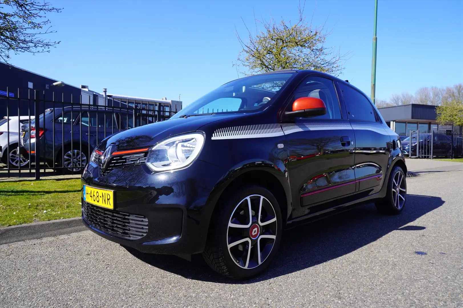 Renault Twingo 0.9 Energy TCe 90pk S&S Intens Open dak Multi Medi Zwart - 1