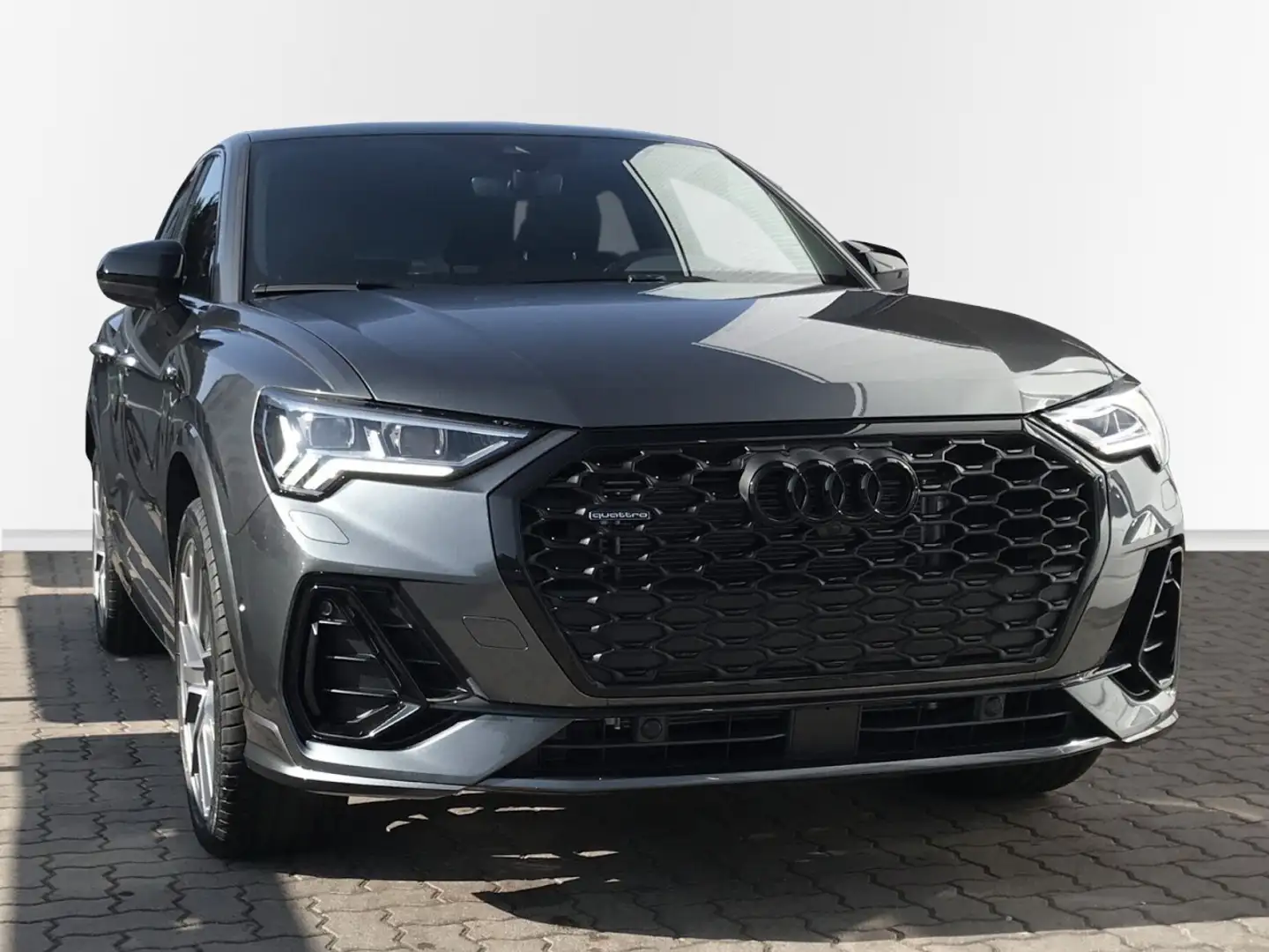 Audi Q3 Sportback 40 TFSI quattro S line, AHK, Pano, Navi, Grijs - 2