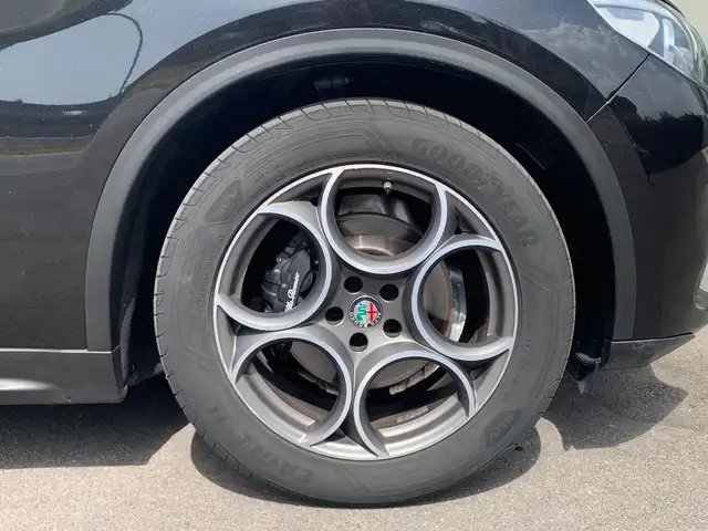 Alfa Romeo Stelvio view 9