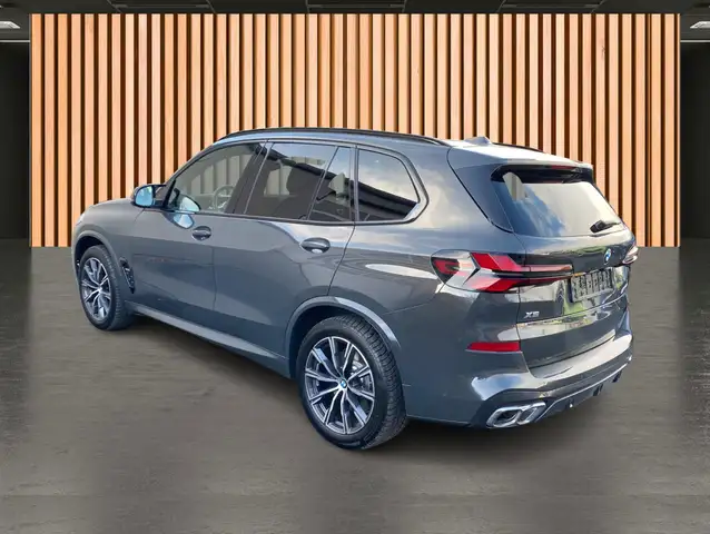 BMW X5 M view 4