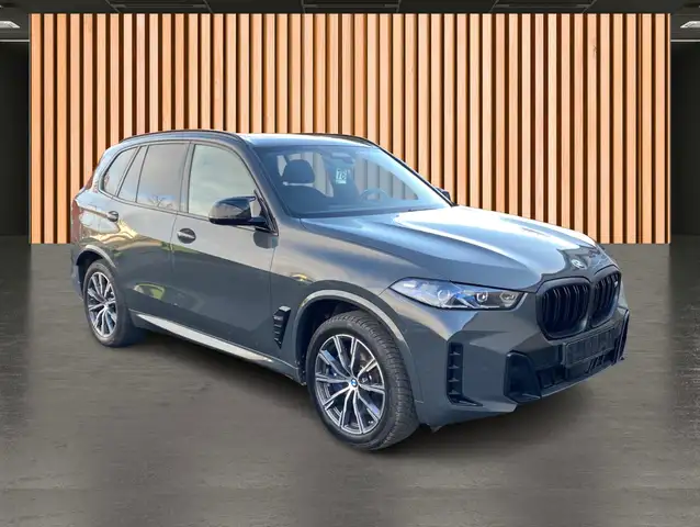 BMW X5 M view 6