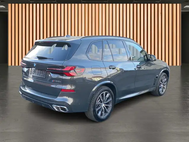 BMW X5 M view 7
