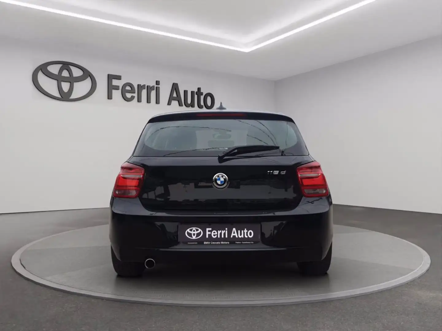 BMW 118 d 5p unique Zwart - 2