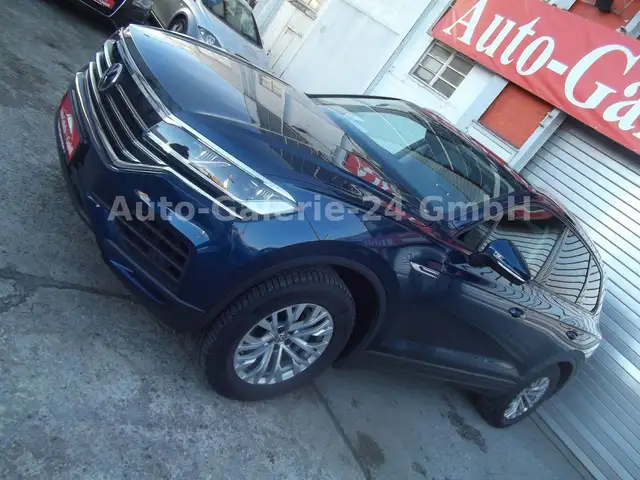 Volkswagen Touareg view 5