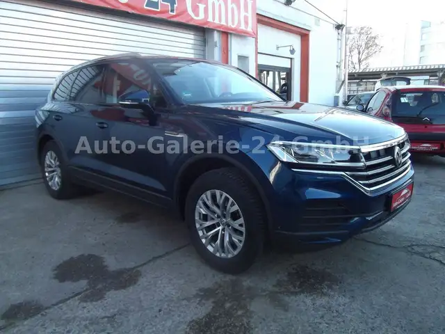 Volkswagen Touareg view 3