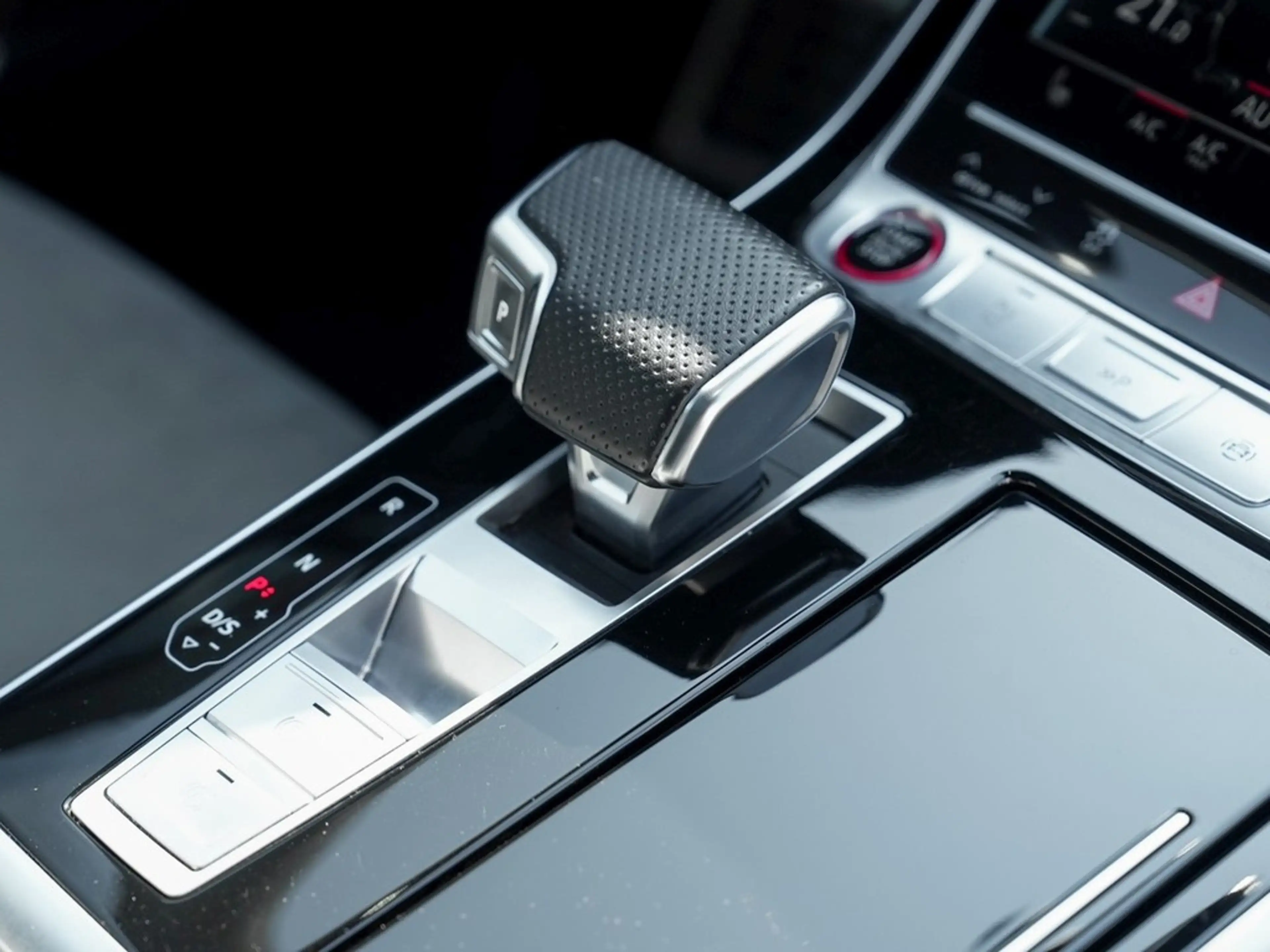 Audi SQ8 4.0 TFSI quattro Matrix Pano ACC 360° StandH — photo 11