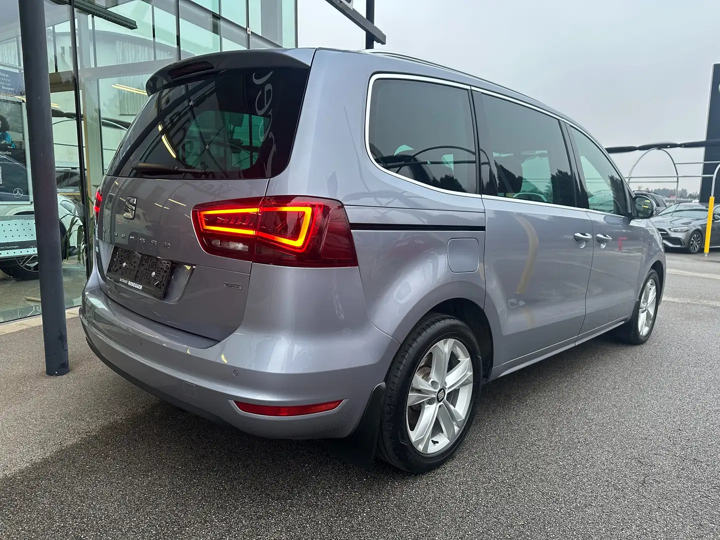 SEAT Alhambra Executive Plus 2,0 TDI CR 4WD *Navi*RFK*7-Sitzer* Grau - 2
