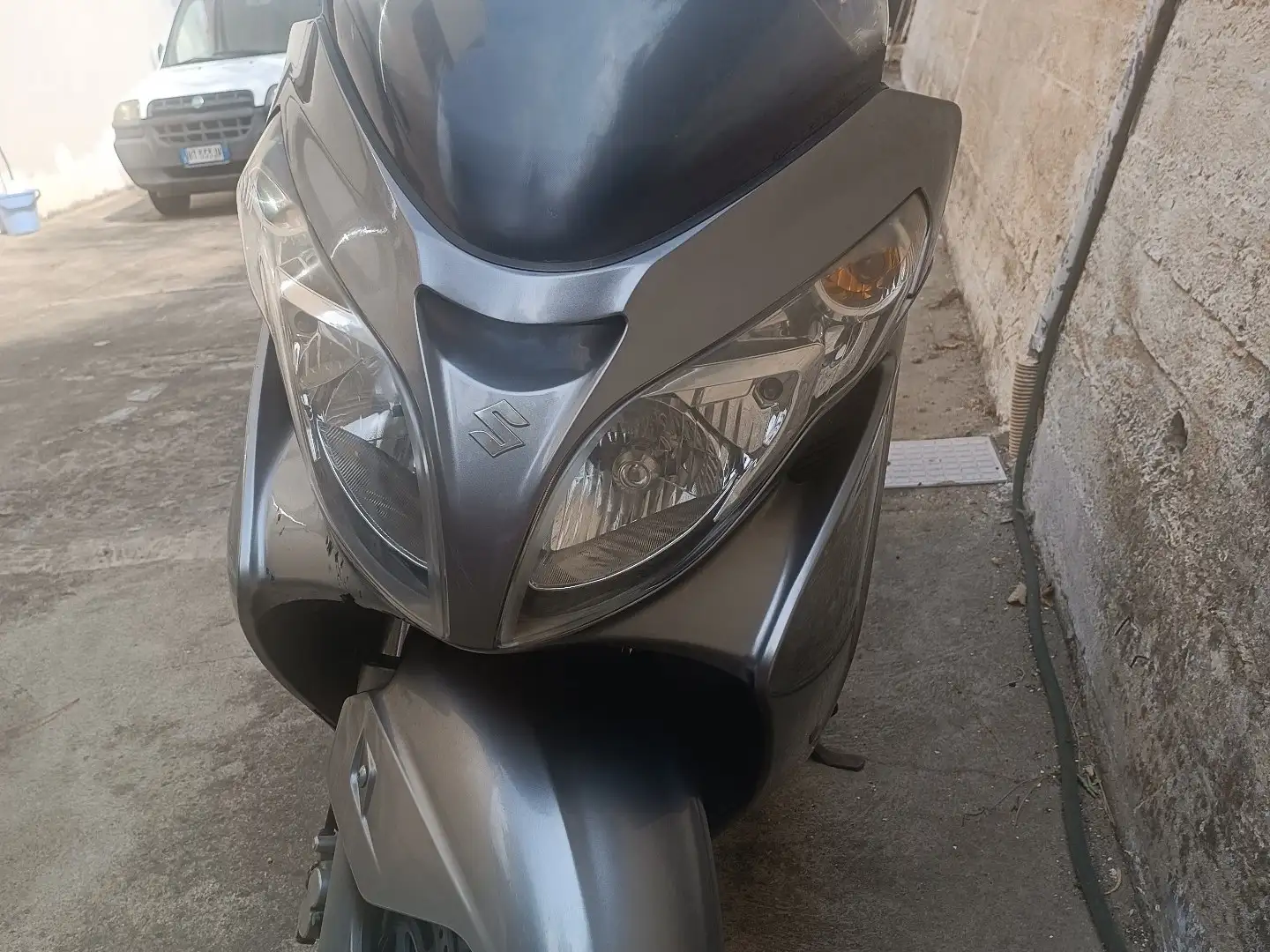 Suzuki Burgman 400 Stříbrná - 1