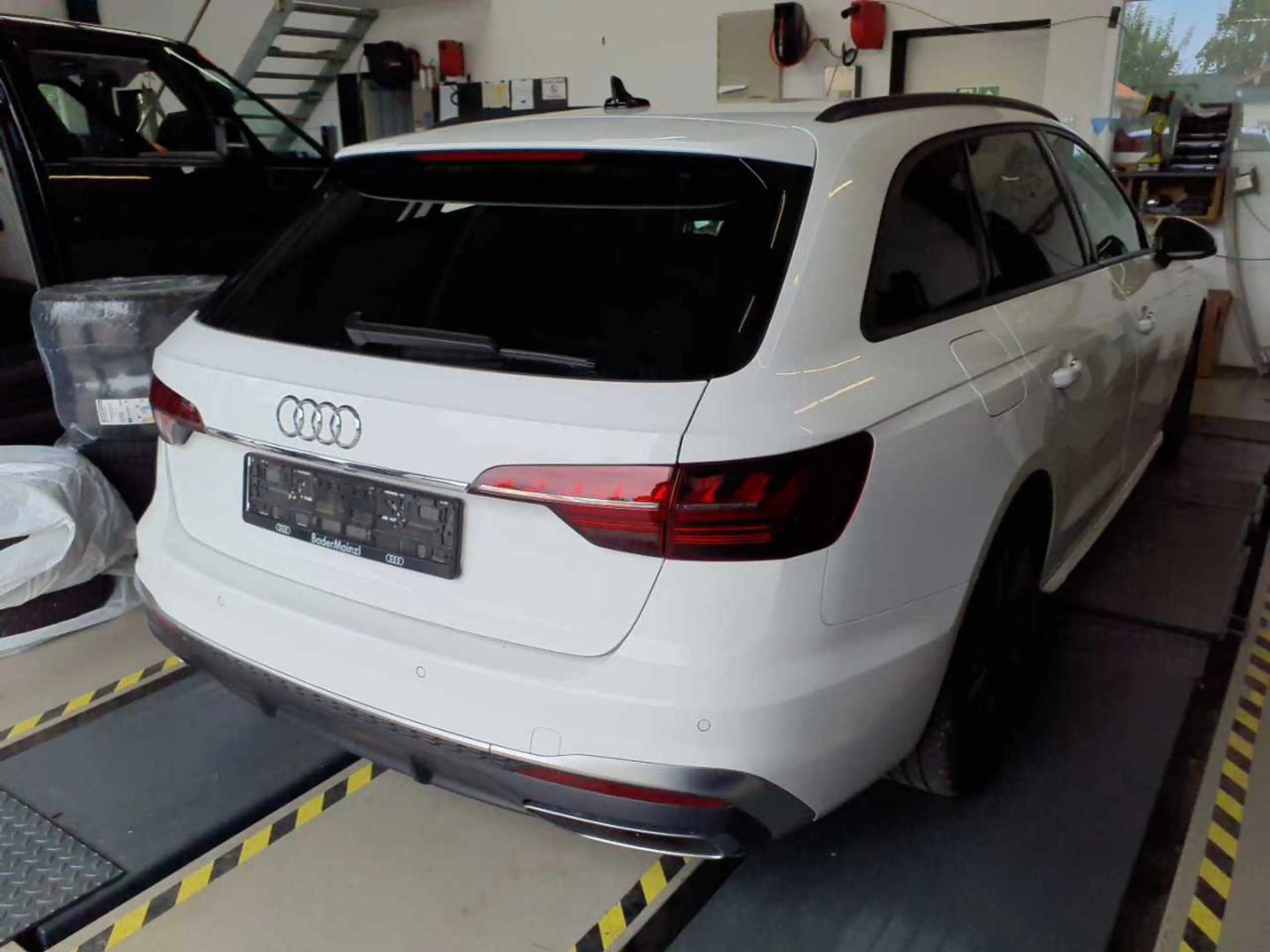 Audi A4 Avant 40 TFSI S line Head up. RFK Matrix — photo 3