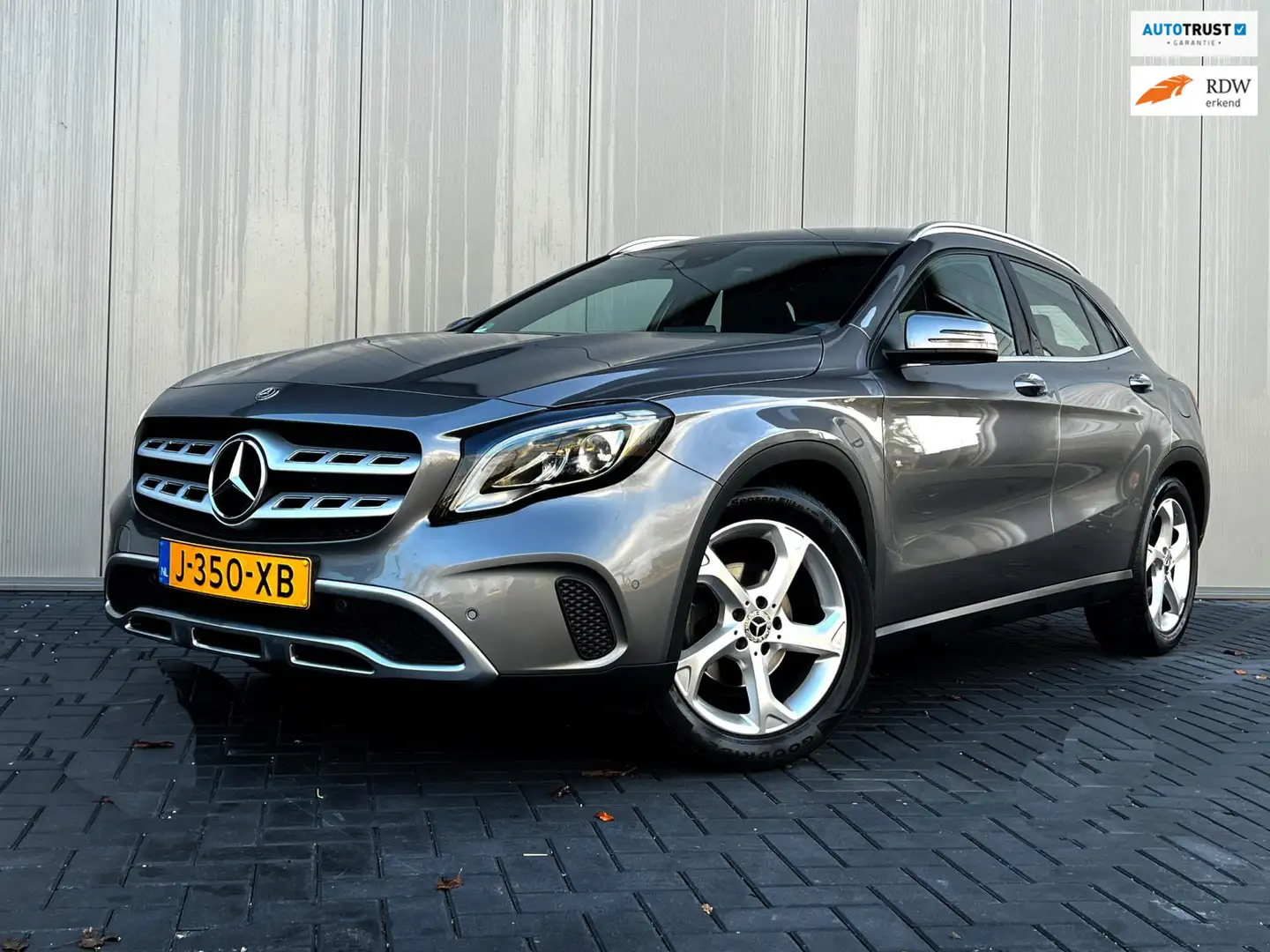 Mercedes-Benz GLA 180 Ambition Navi_Carplay_Camera_Trekh_Clima_Cruise Grijs - 1