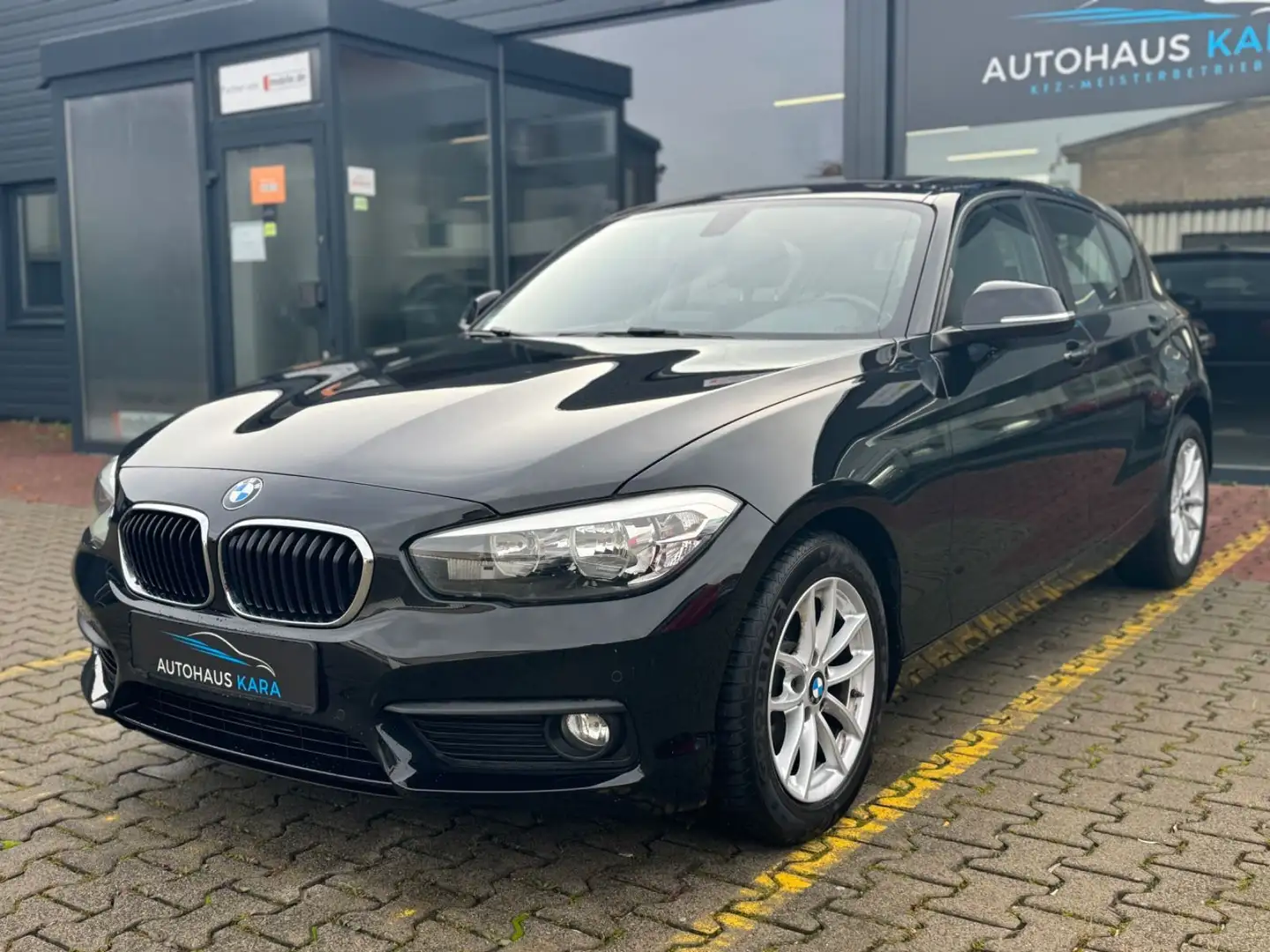 BMW 118 i Advantage *AUTOMATIK/NAVI/SCHIEBEDACH* Schwarz - 2