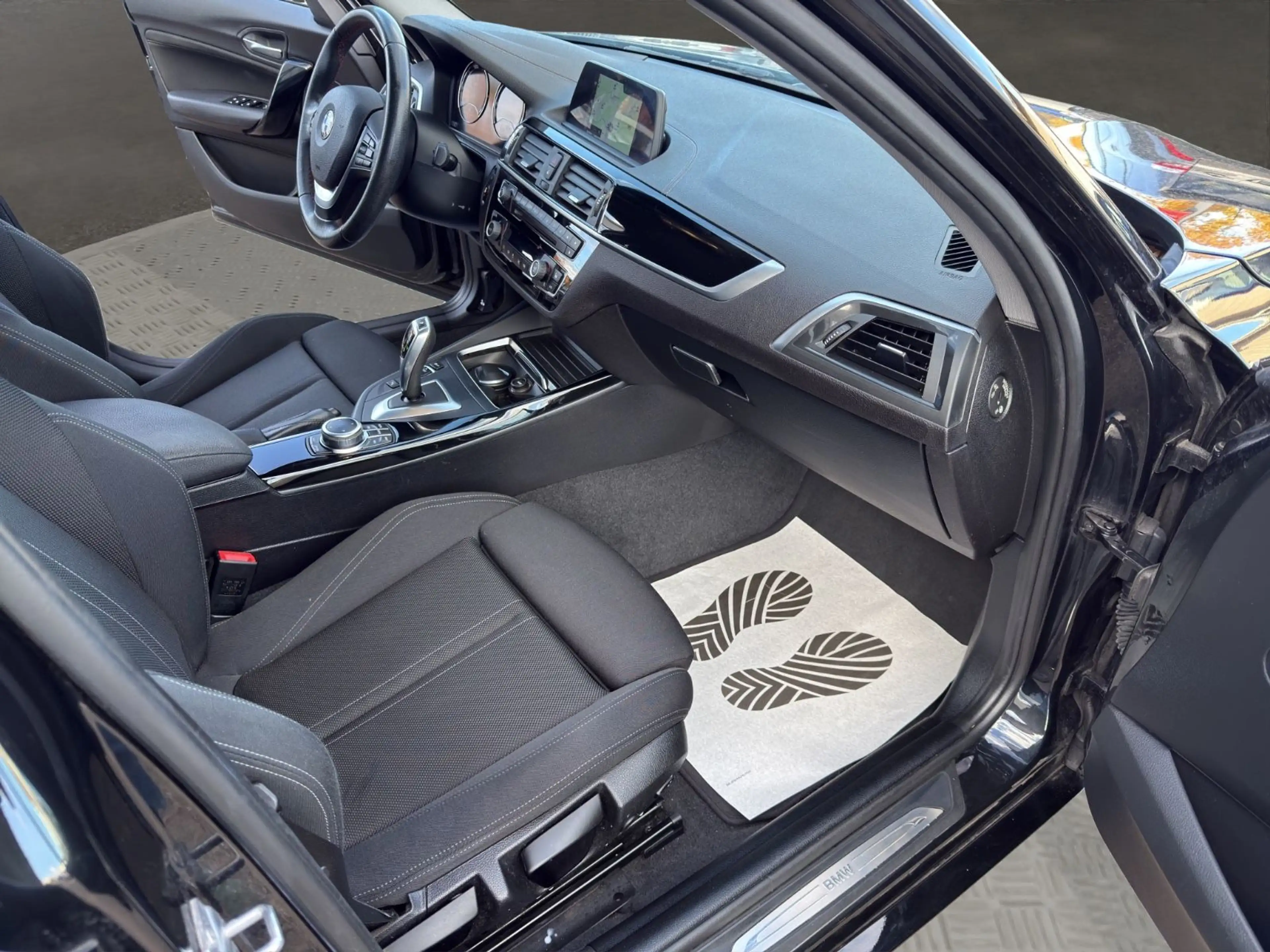 BMW 118 d Sport Line*AUTOM.*NAVI*LED*PDC*MFL*EURO6* — photo 11
