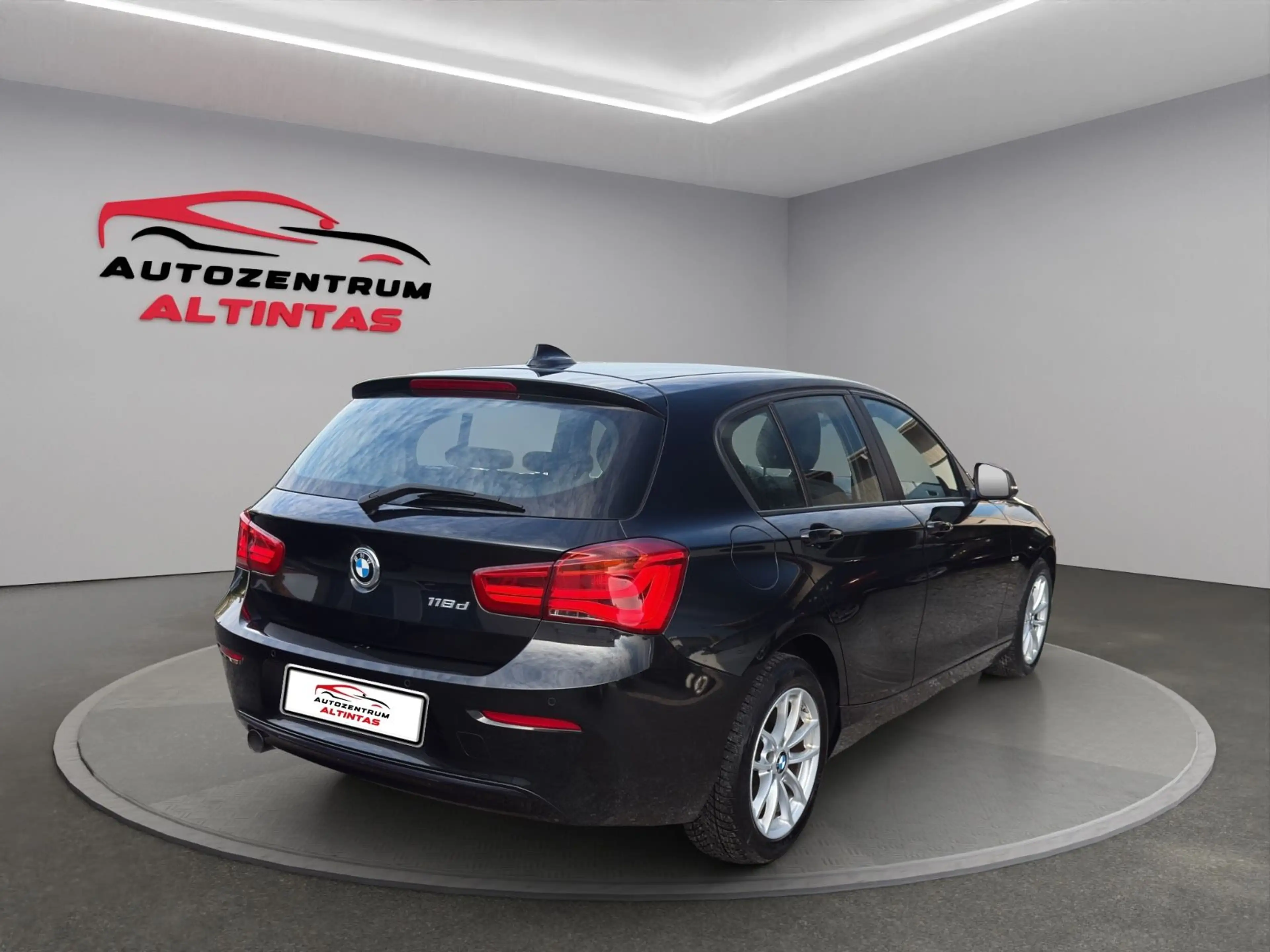 BMW 118 d Sport Line*AUTOM.*NAVI*LED*PDC*MFL*EURO6* — photo 3