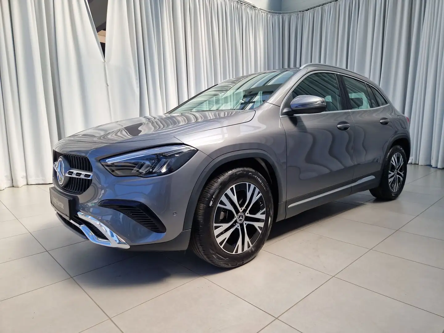 Mercedes-Benz GLA 180 d Progressive SpurW Winterp. Grau - 2
