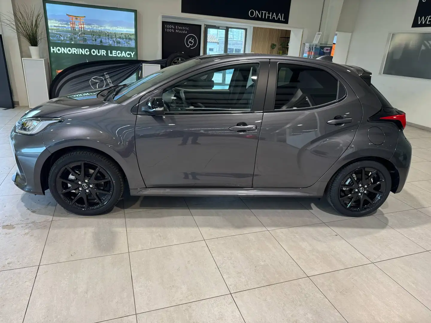 Mazda 2 Hybrid 1.5i VVT-i E-CVT Homura Gris - 2