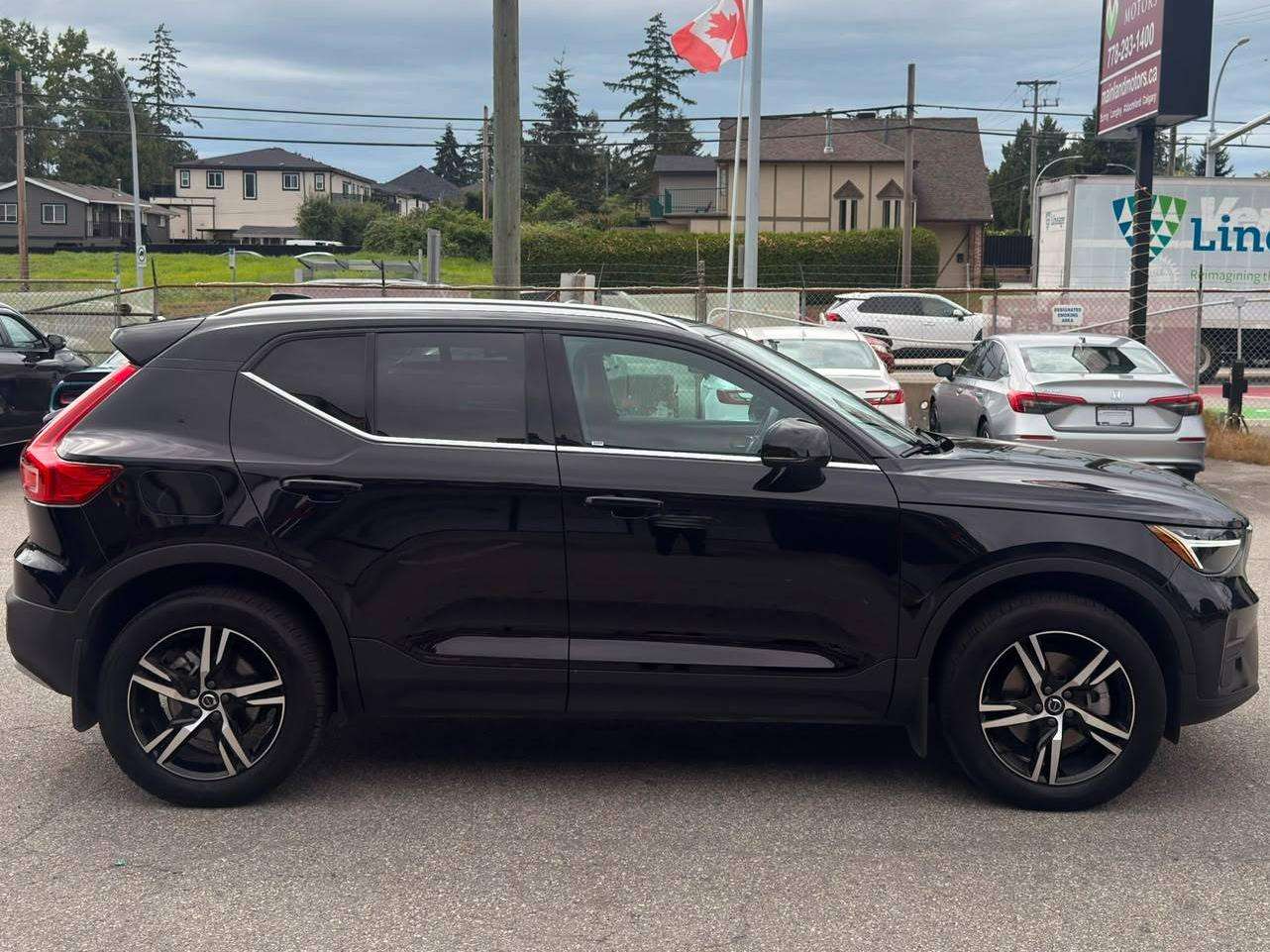 2025 Volvo XC40 — view 4