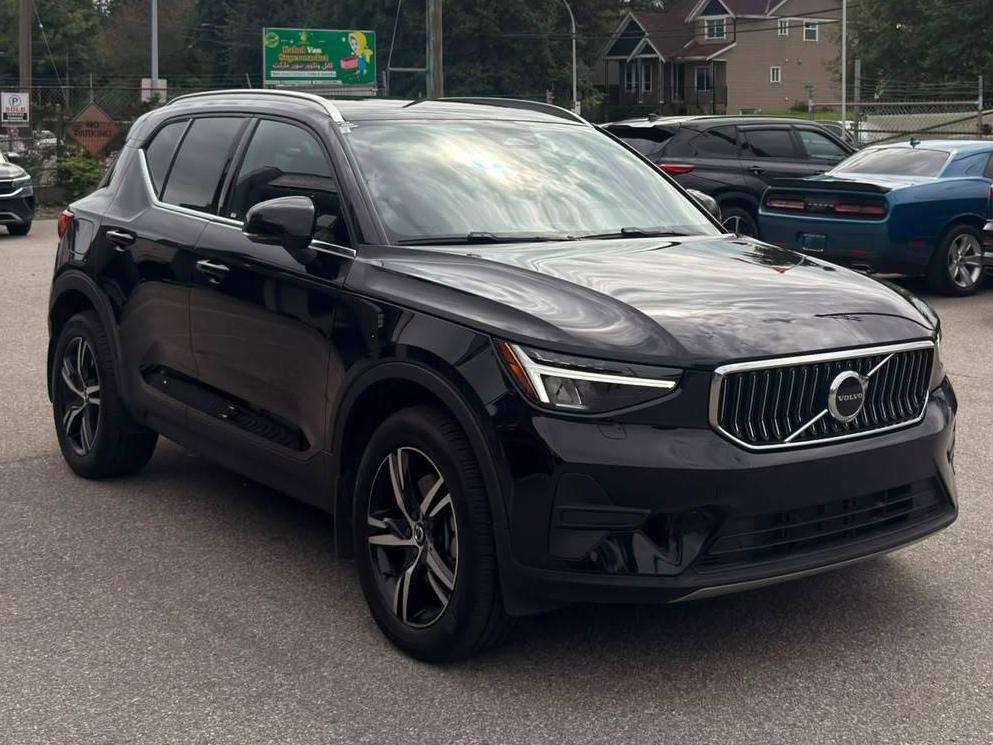 2025 Volvo XC40 — view 3