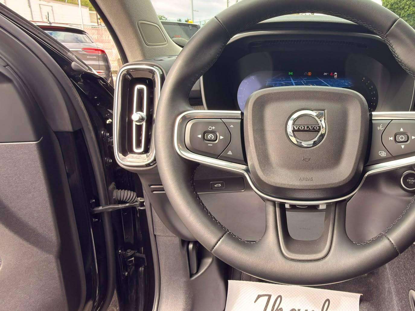 2025 Volvo XC40 — view 14