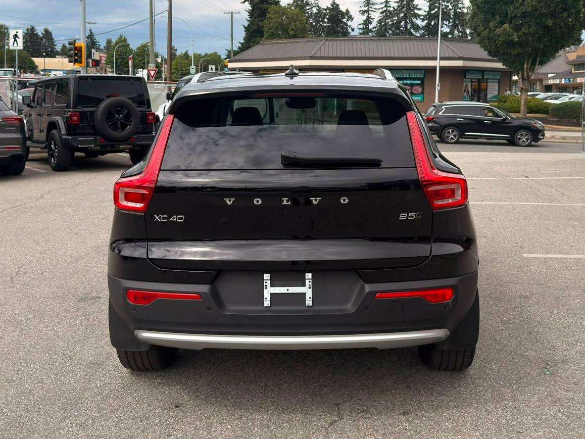 2025 Volvo XC40 — view 6