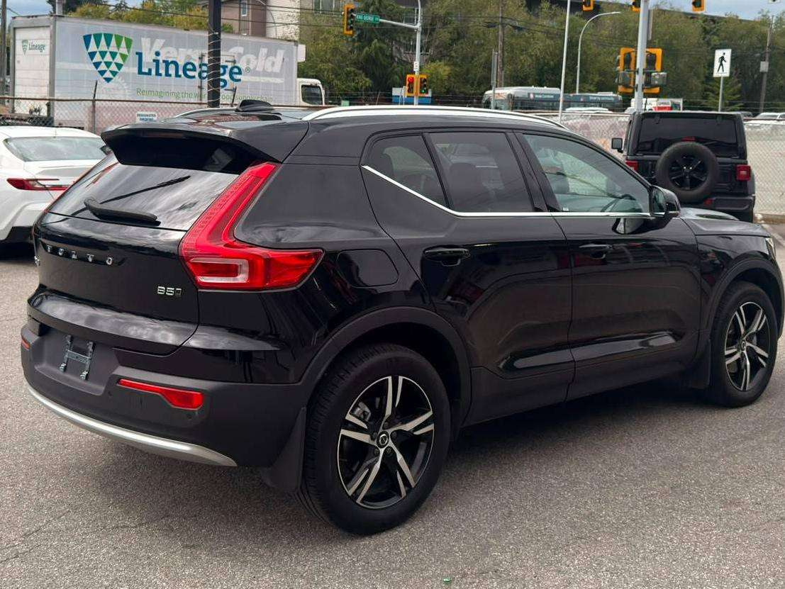 2025 Volvo XC40 — view 5