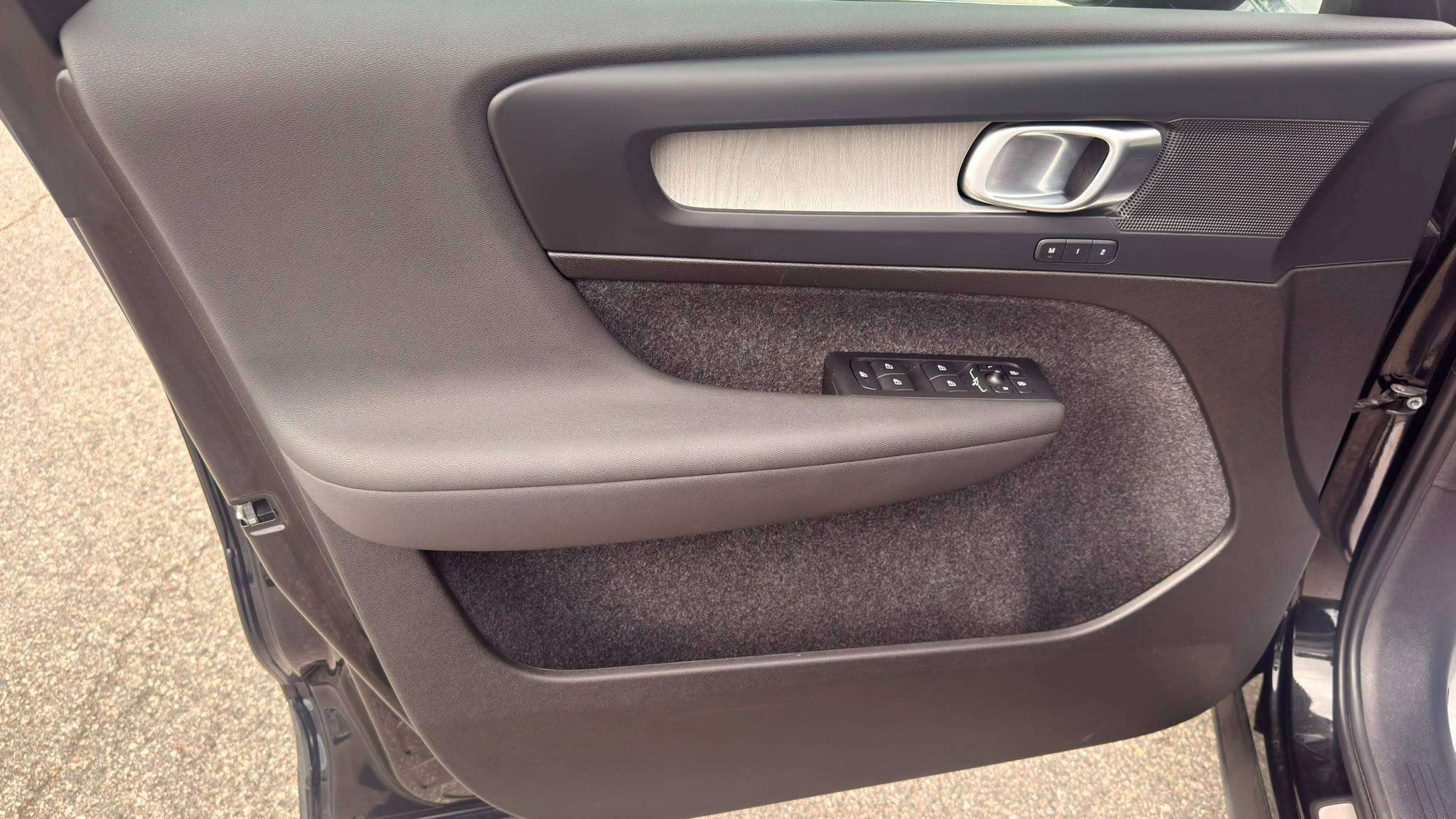 2025 Volvo XC40 — view 16