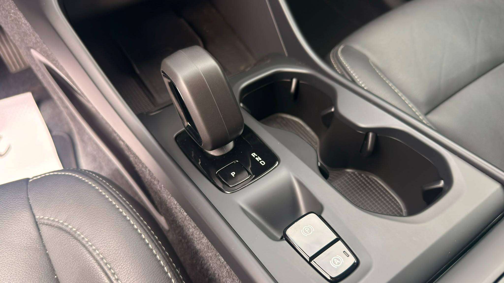 2025 Volvo XC40 — view 12
