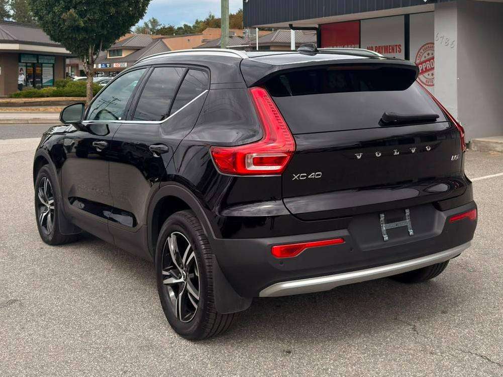 2025 Volvo XC40 — view 7