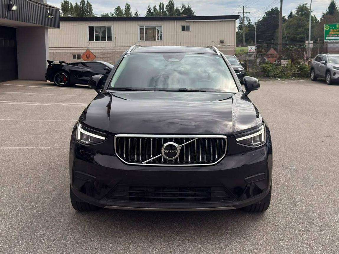 2025 Volvo XC40 — view 2