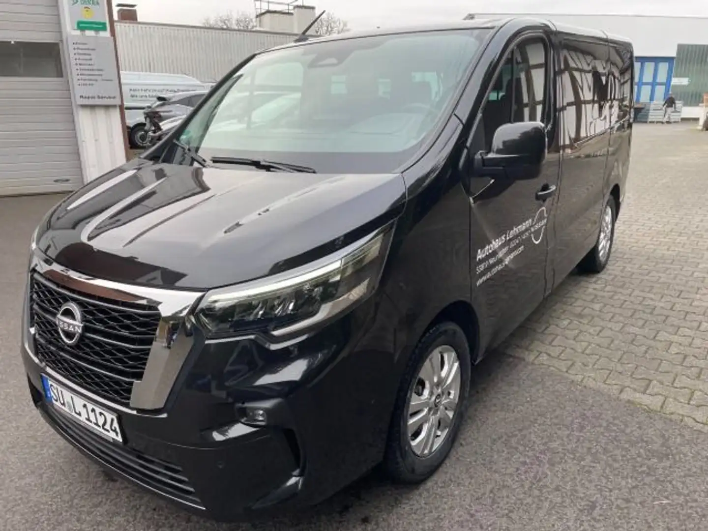 Nissan Primastar Tekna 2,8t dCI 150PS 8-Sitzer AHK Schwarz - 2