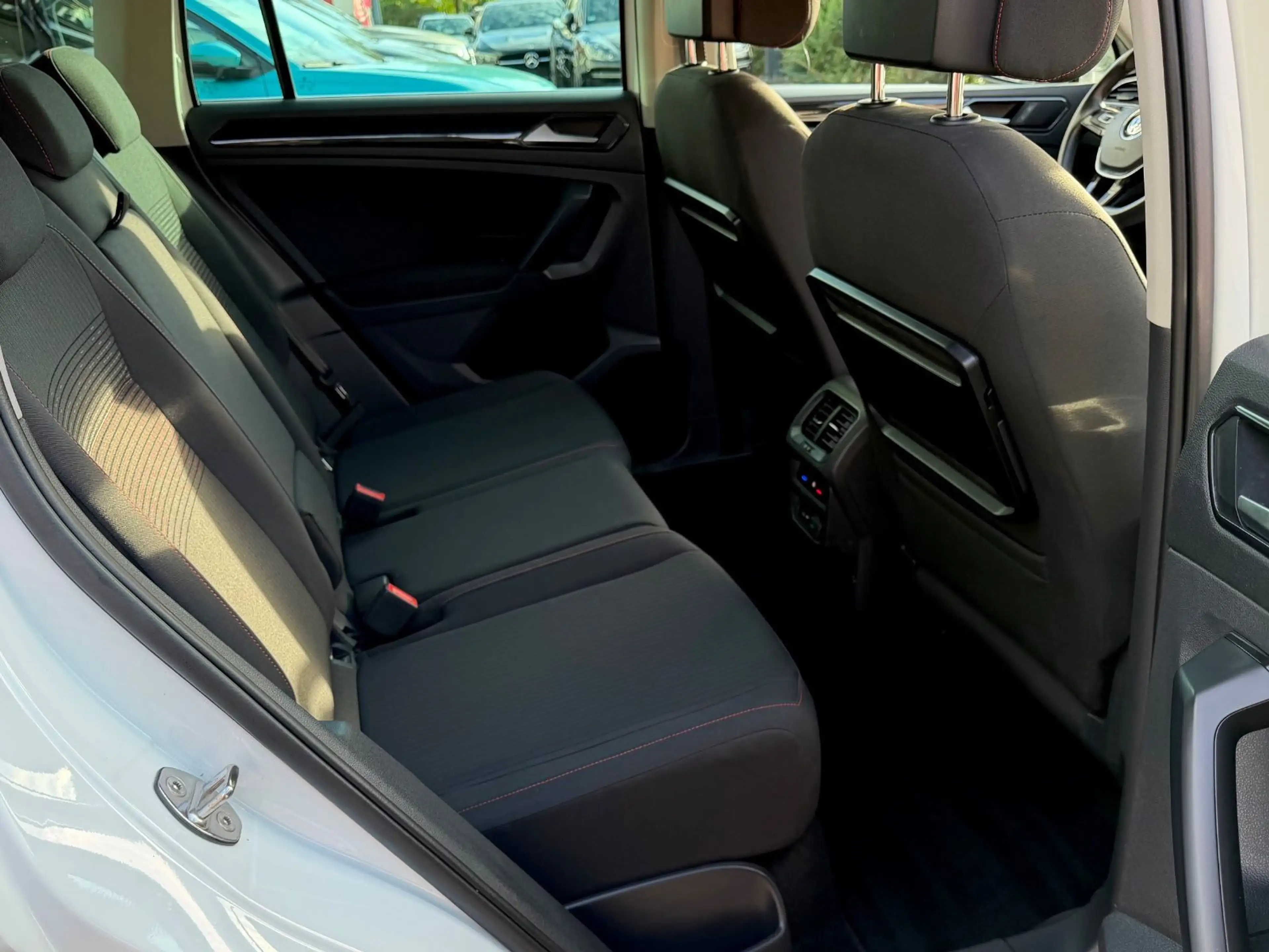 Volkswagen Tiguan 2.0 TDI SOUND/wenig KM/Anhängerk./CarPlay — photo 13
