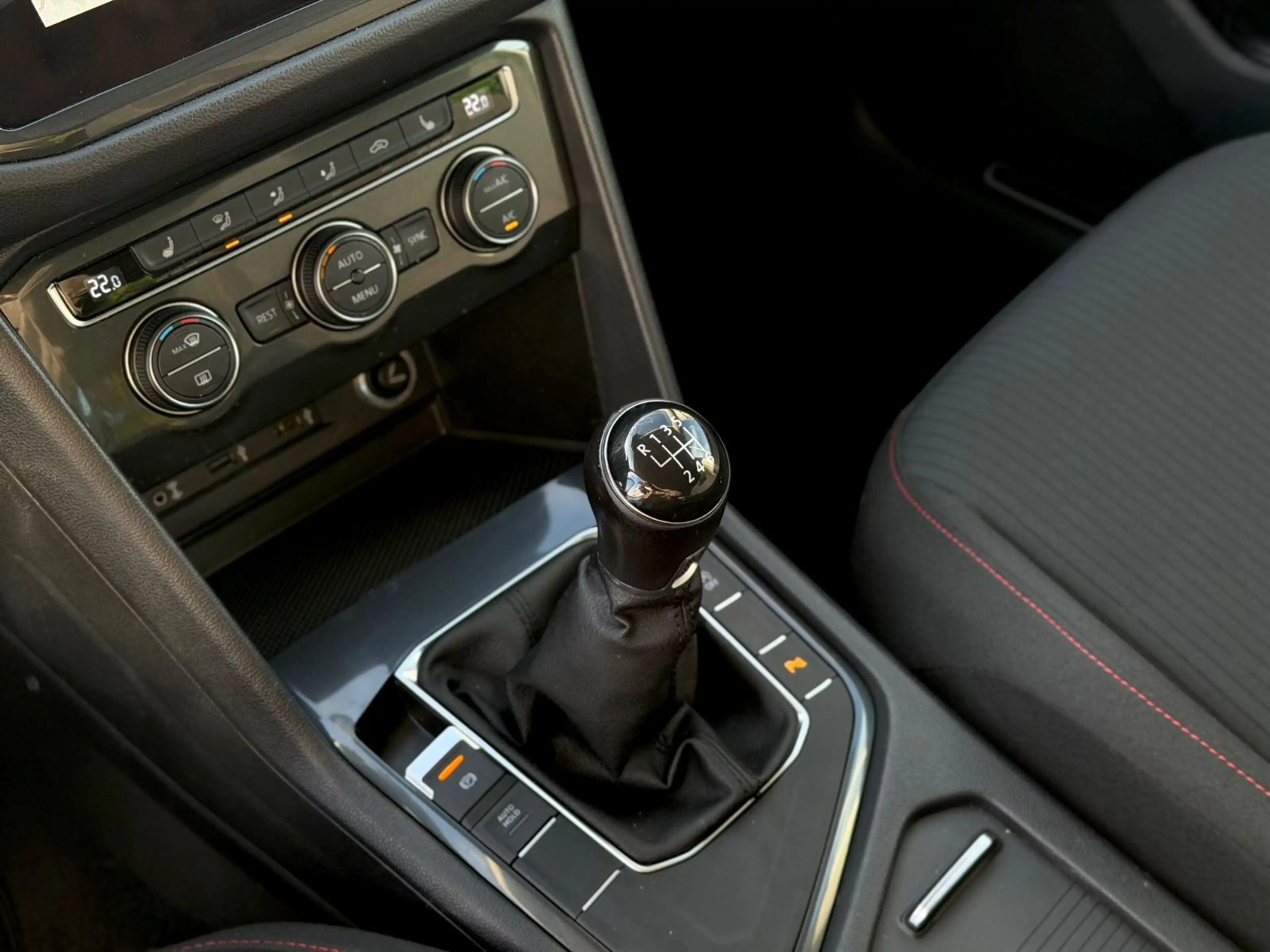 Volkswagen Tiguan 2.0 TDI SOUND/wenig KM/Anhängerk./CarPlay — photo 9