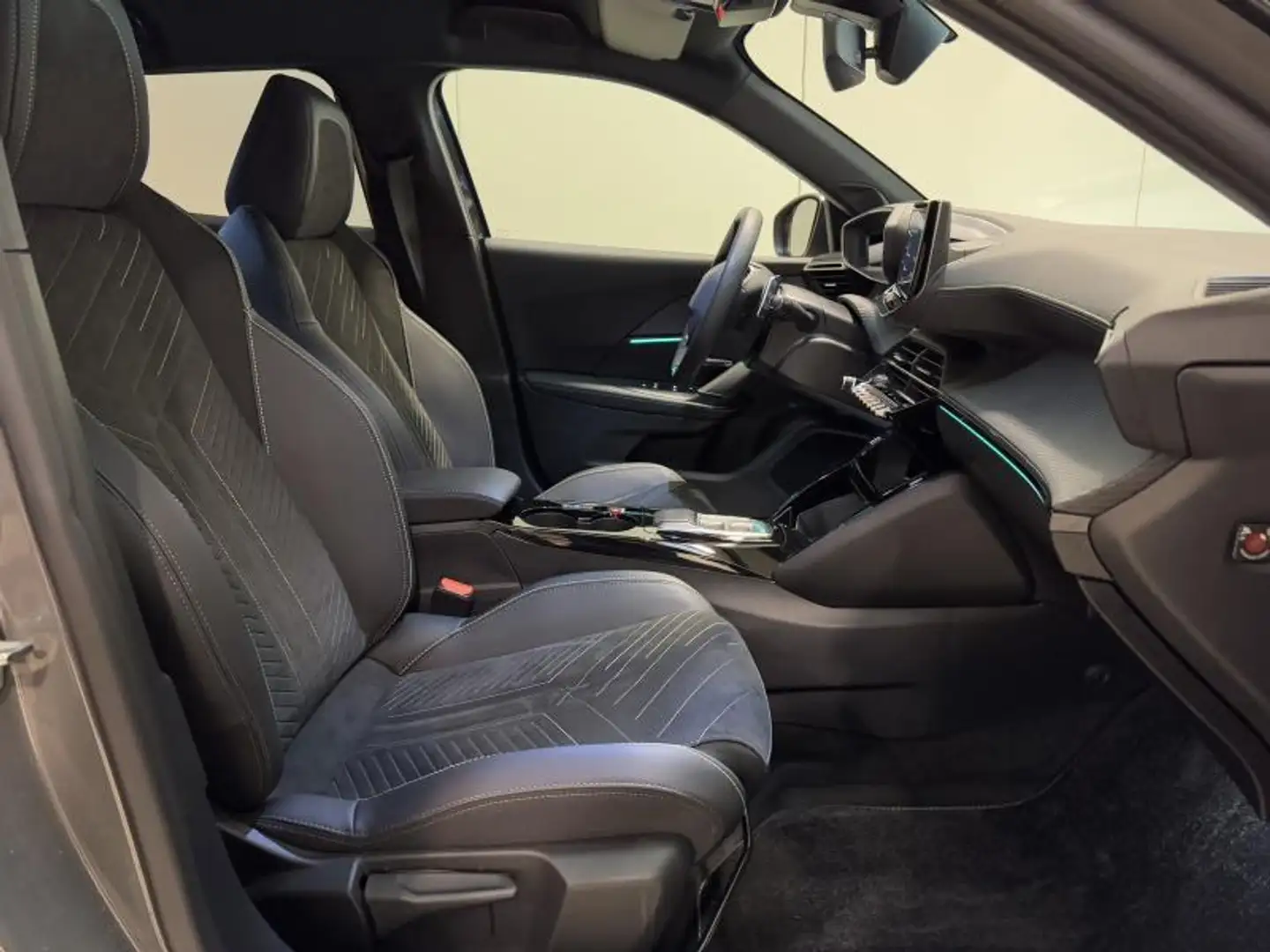Peugeot 2008 1.2i EAT8 GT **FULL OPTION** LED|GPS|PDC|CAM|CARPL Gris - 2