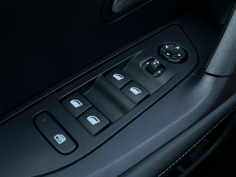 Peugeot 2008 1.2 100PK Allure Pack | Navigatie | Trekhaak | DAB — photo 22