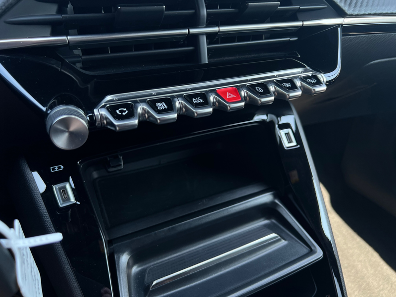 Peugeot 2008 1.2 100PK Allure Pack | Navigatie | Trekhaak | DAB — photo 19
