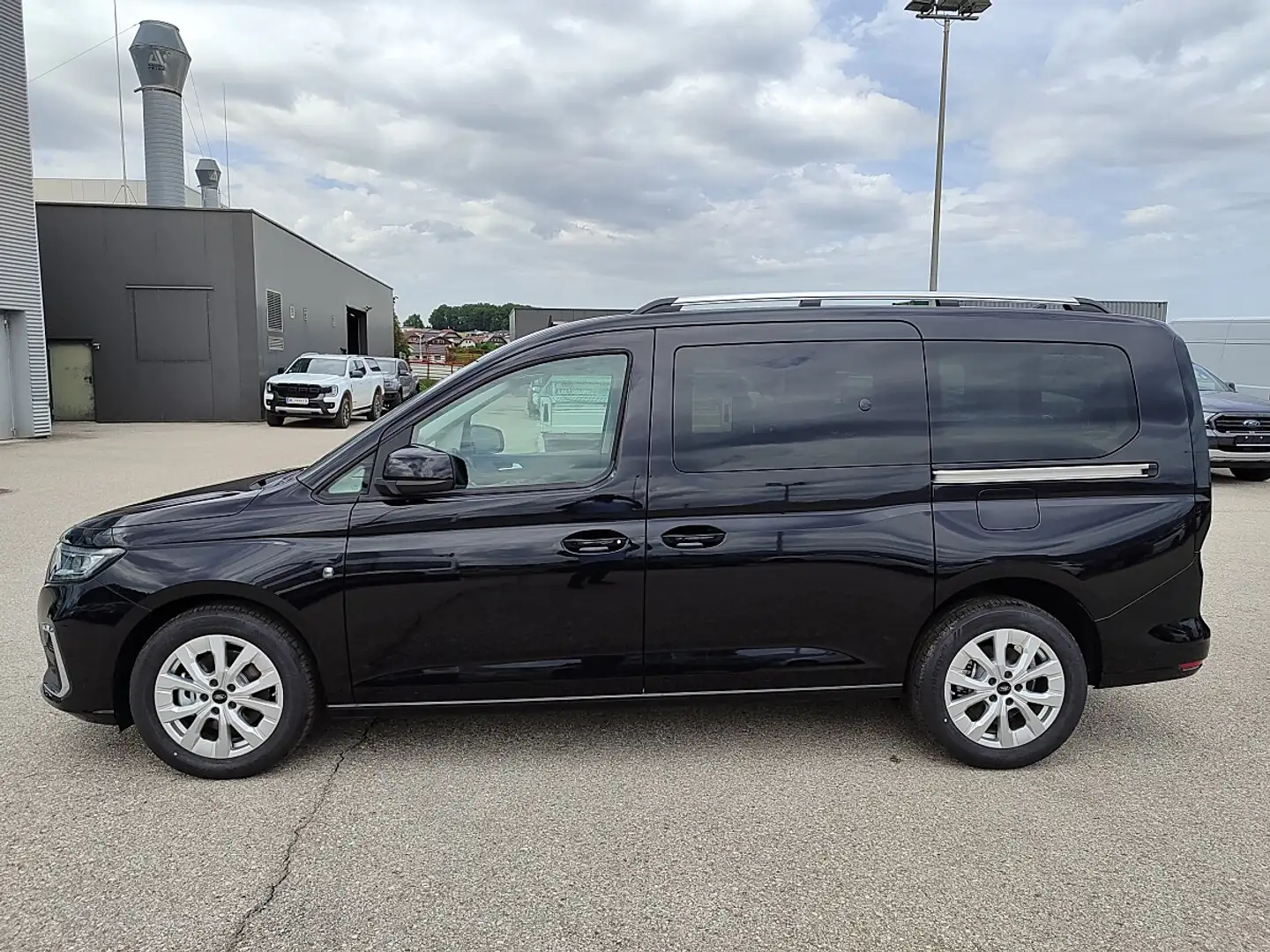 Ford Grand Tourneo Connect 2,0 EcoBlue L2 Titanium Aut. Schwarz - 2