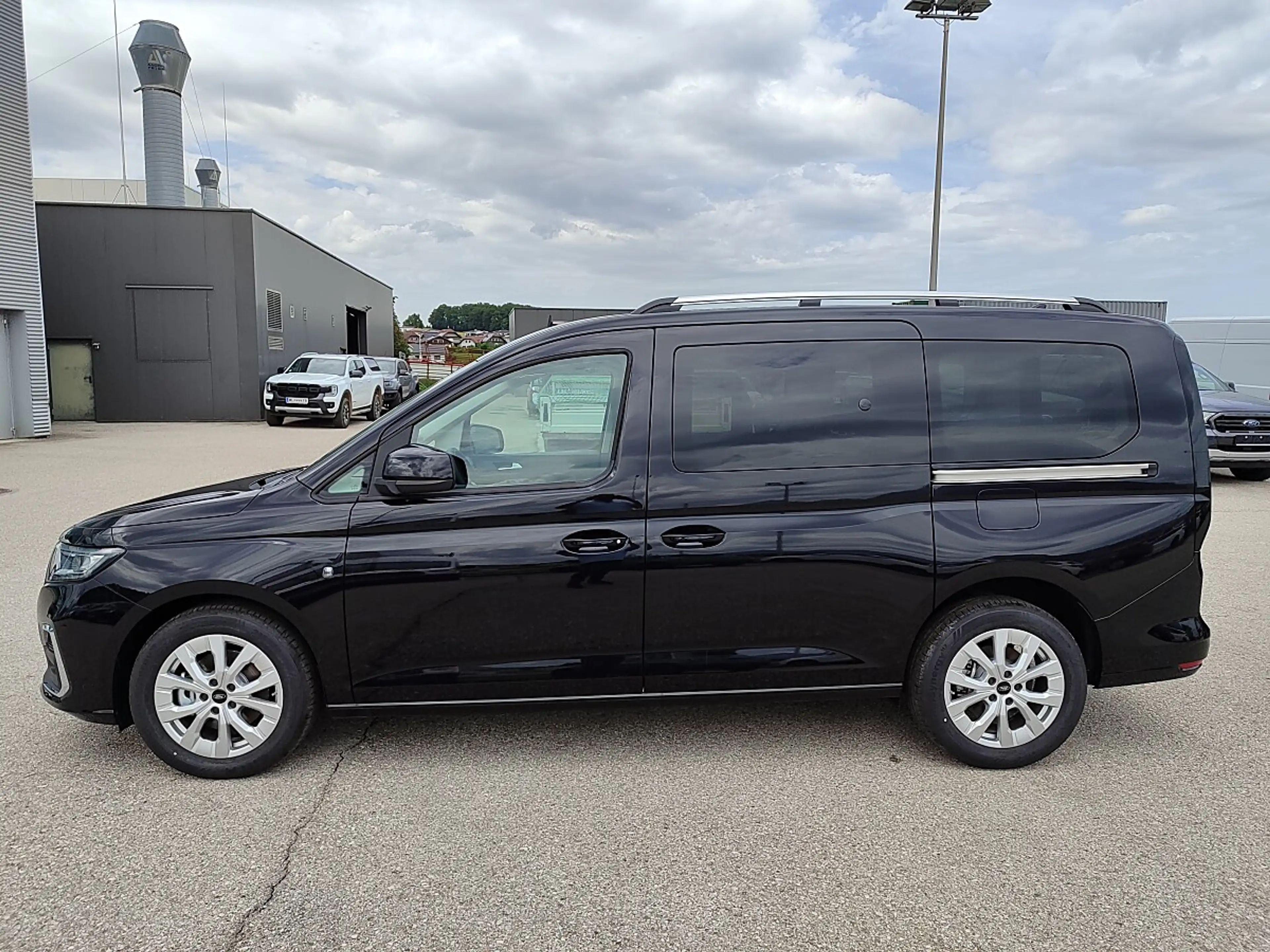 Ford Grand Tourneo Connect 2,0 EcoBlue L2 Titanium Aut. — photo 2