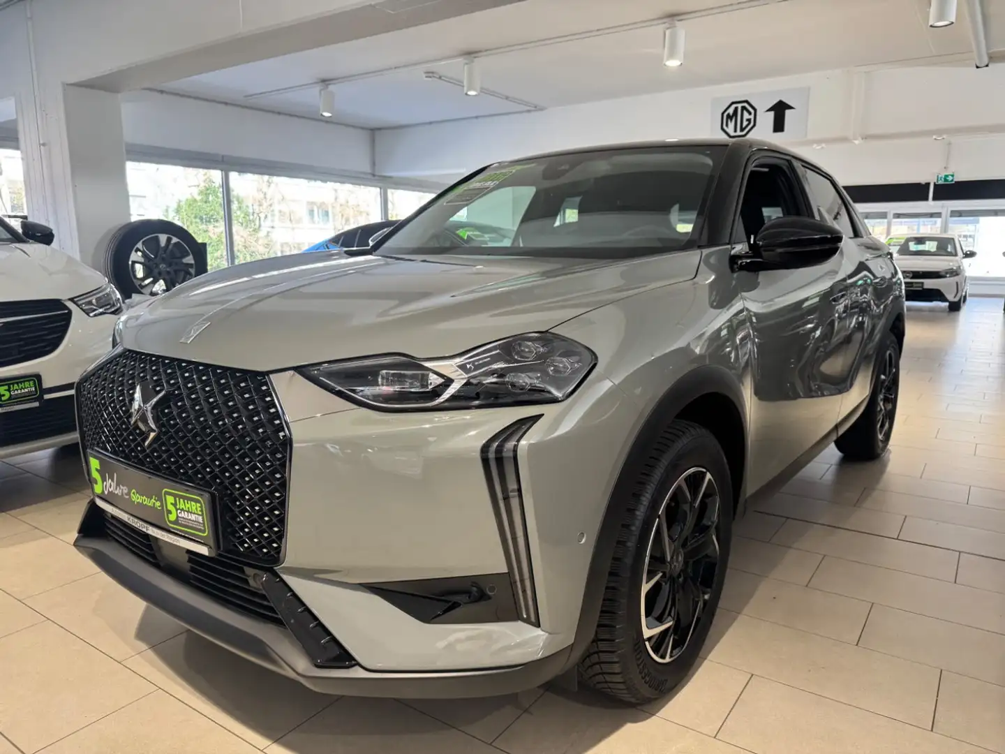 DS Automobiles DS 3 1.2 PureTech 130 Rivoli Automatik / Navi Grau - 2