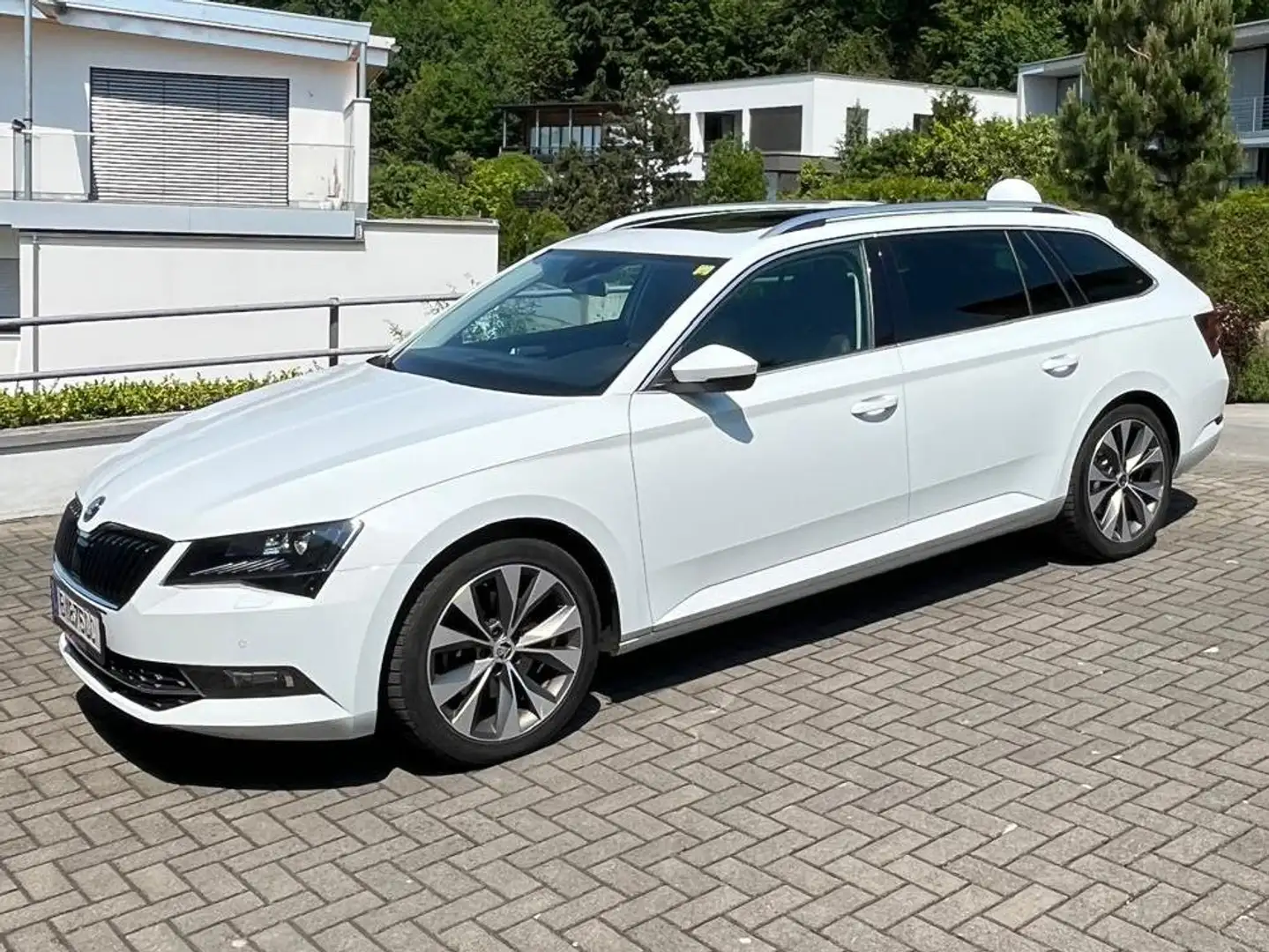 Skoda Superb Superb Kombi 1,4 TSI ACT Style DSG Style Canon Soundsystem Leder/Alcantara Anhängerkupplung el. Heckklappe Keyless Weiß - 1