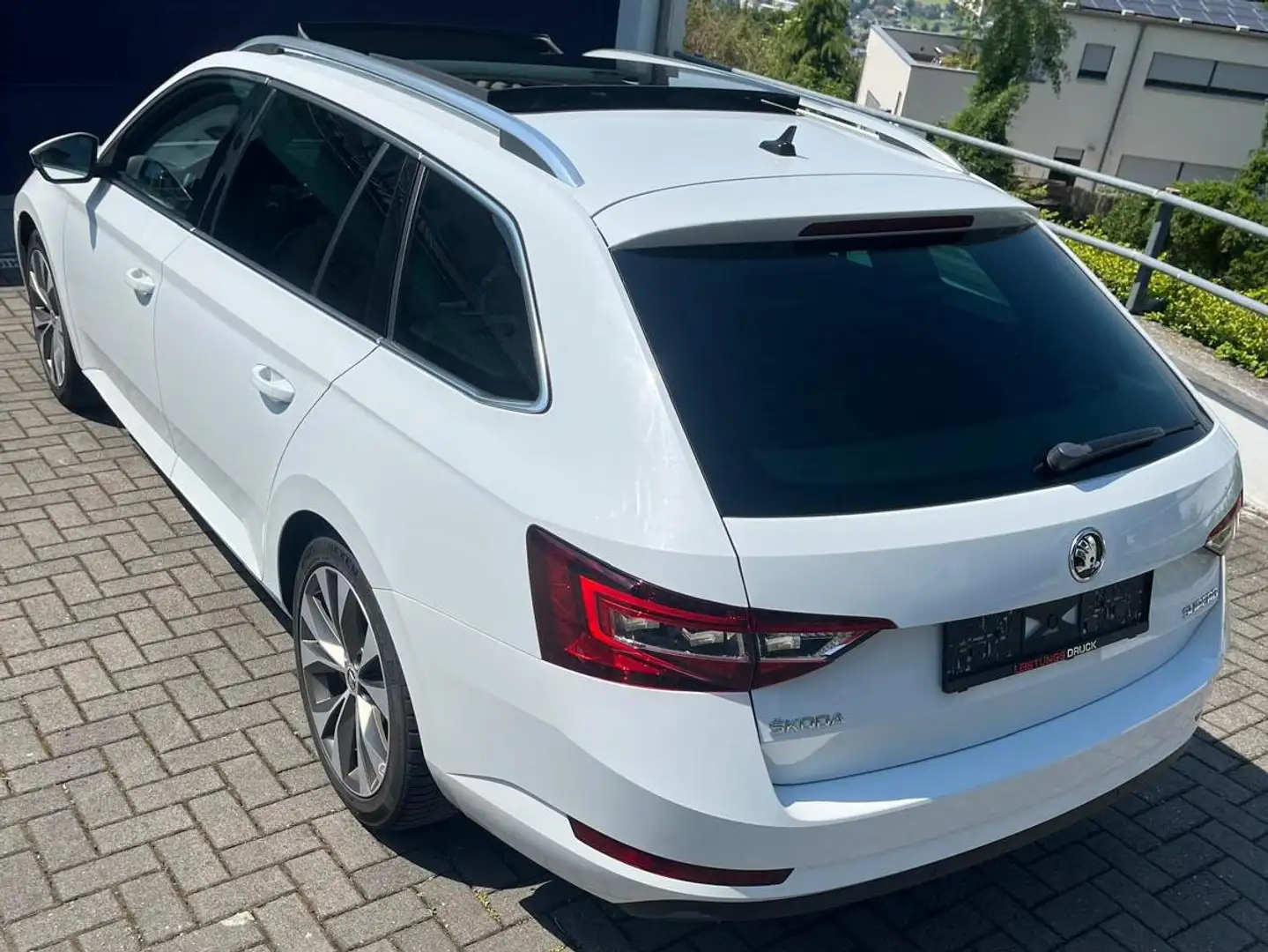 Skoda Superb Superb Kombi 1,4 TSI ACT Style DSG Style Canon Soundsystem Leder/Alcantara Anhängerkupplung el. Heckklappe Keyless Weiß - 2