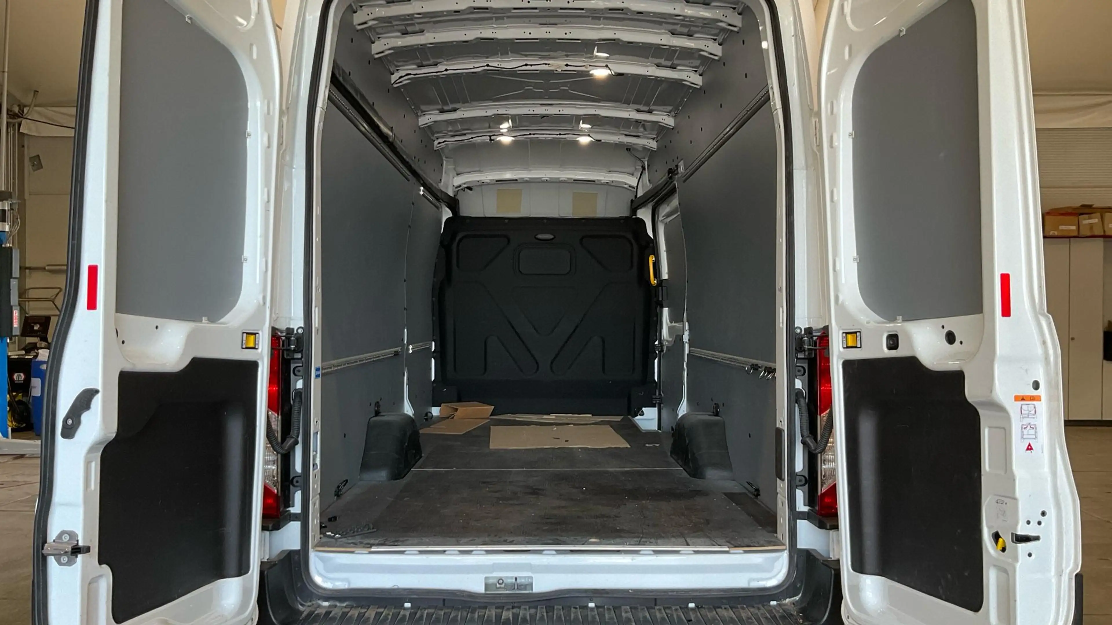 Ford E-Transit 350 L4H3 Trend 68 kWh — photo 6