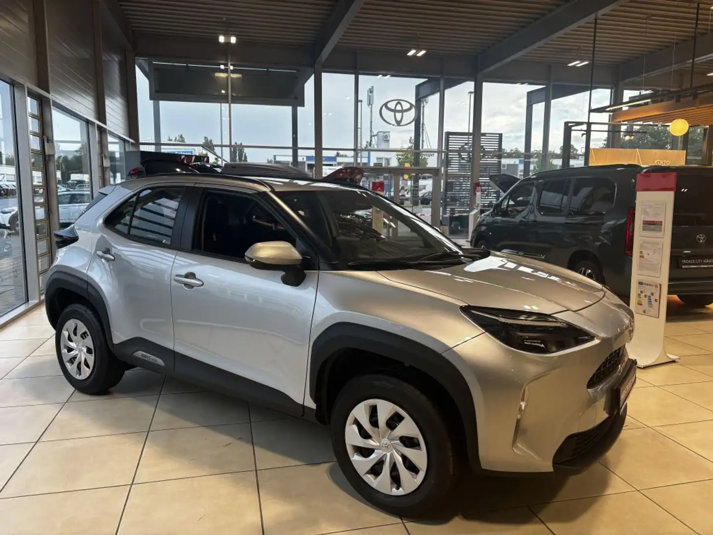 Toyota Yaris Cross Hybrid 116 1.5 VVT-i Business Edition (XPB1) Silber - 2