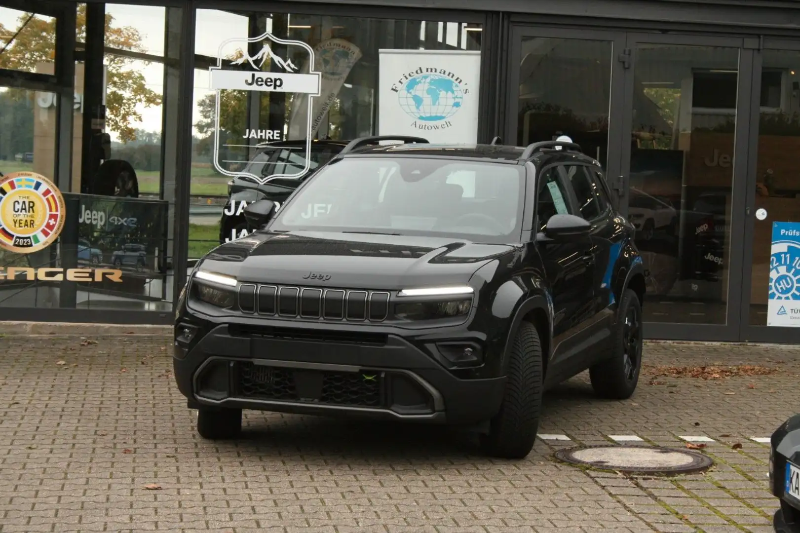 Jeep Avenger Upland Mild-Hybrid 4xe Schwarz - 1