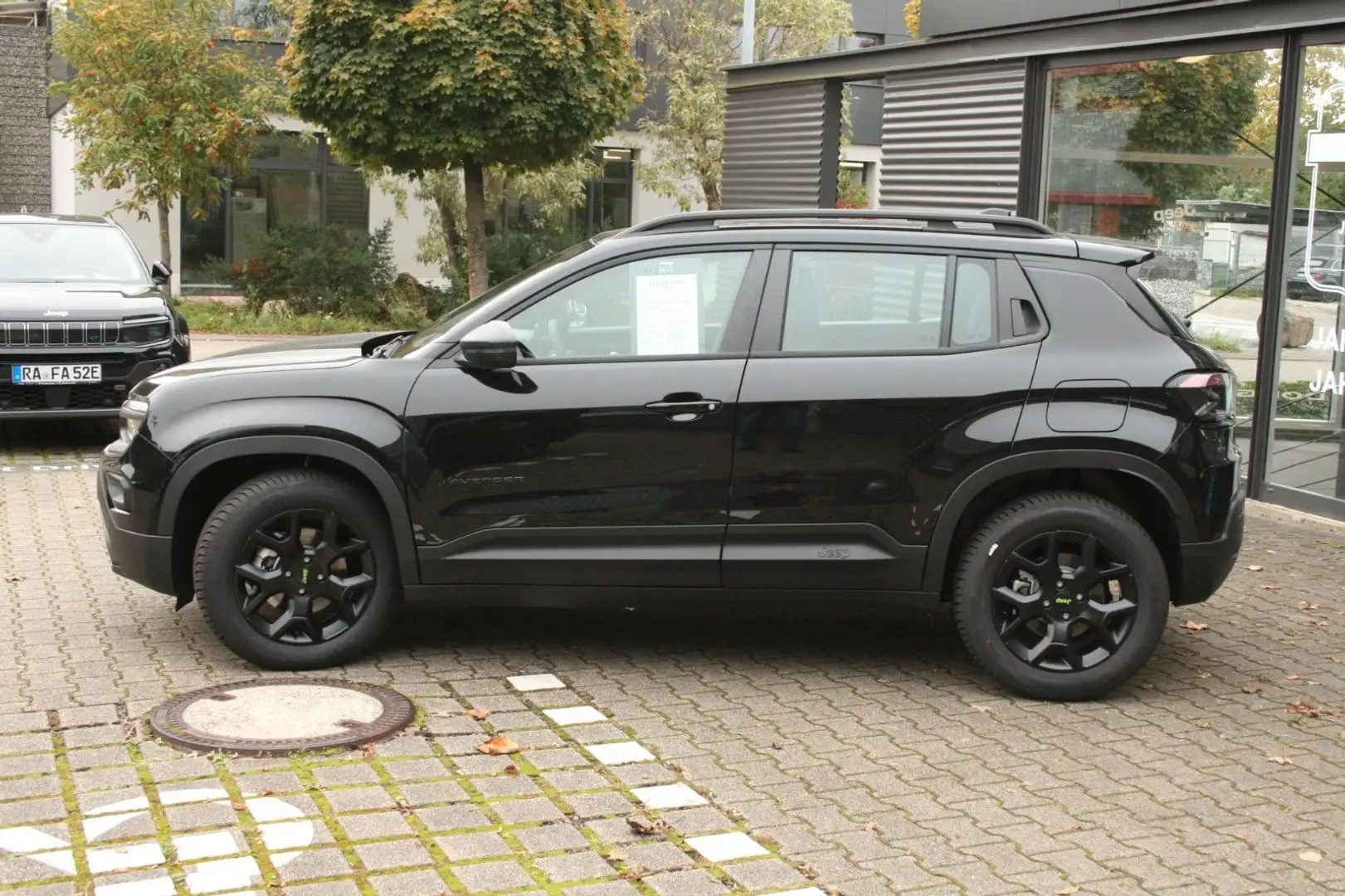 Jeep Avenger Upland Mild-Hybrid 4xe Schwarz - 2